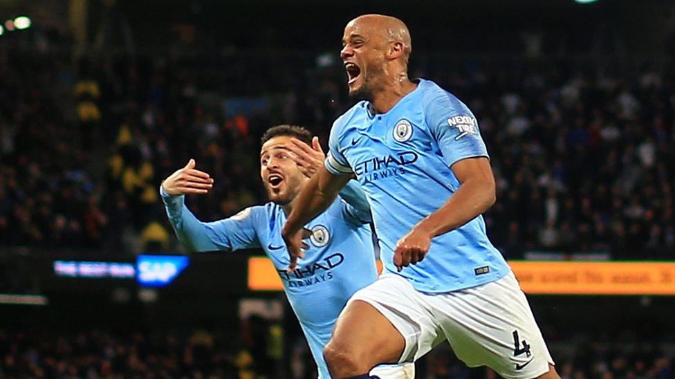 Niềm vui của các cầu thủ Man City khi tiếng còi kết thúc trận đầu đồng nghĩa với việc họ là những nhà vô địch Premier League 2018n - 2019