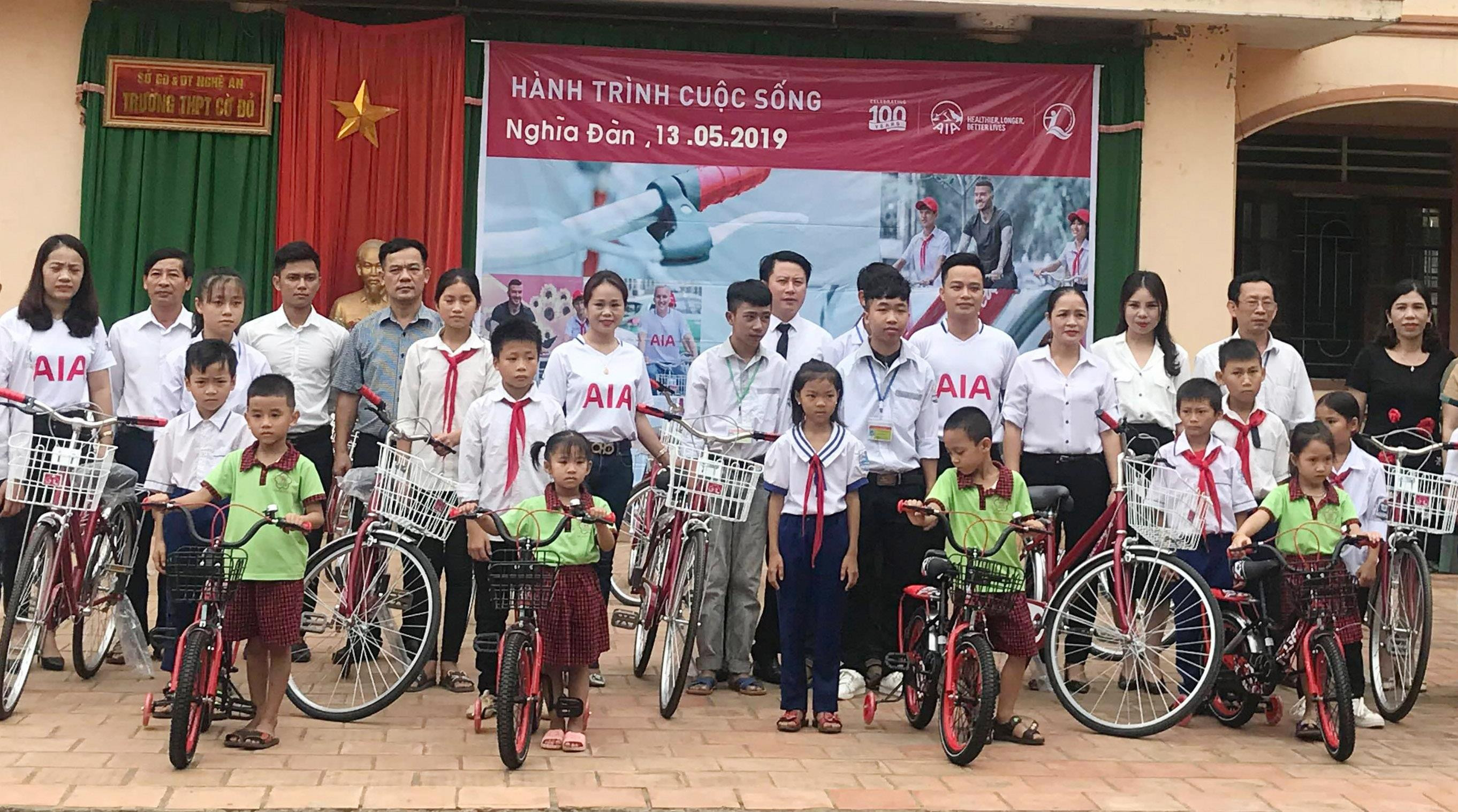 Trao tặng xe đạp cho các em học sinh có hoàn cảnh khó khăn vươn lên học giỏi xã Nghĩa Hồng