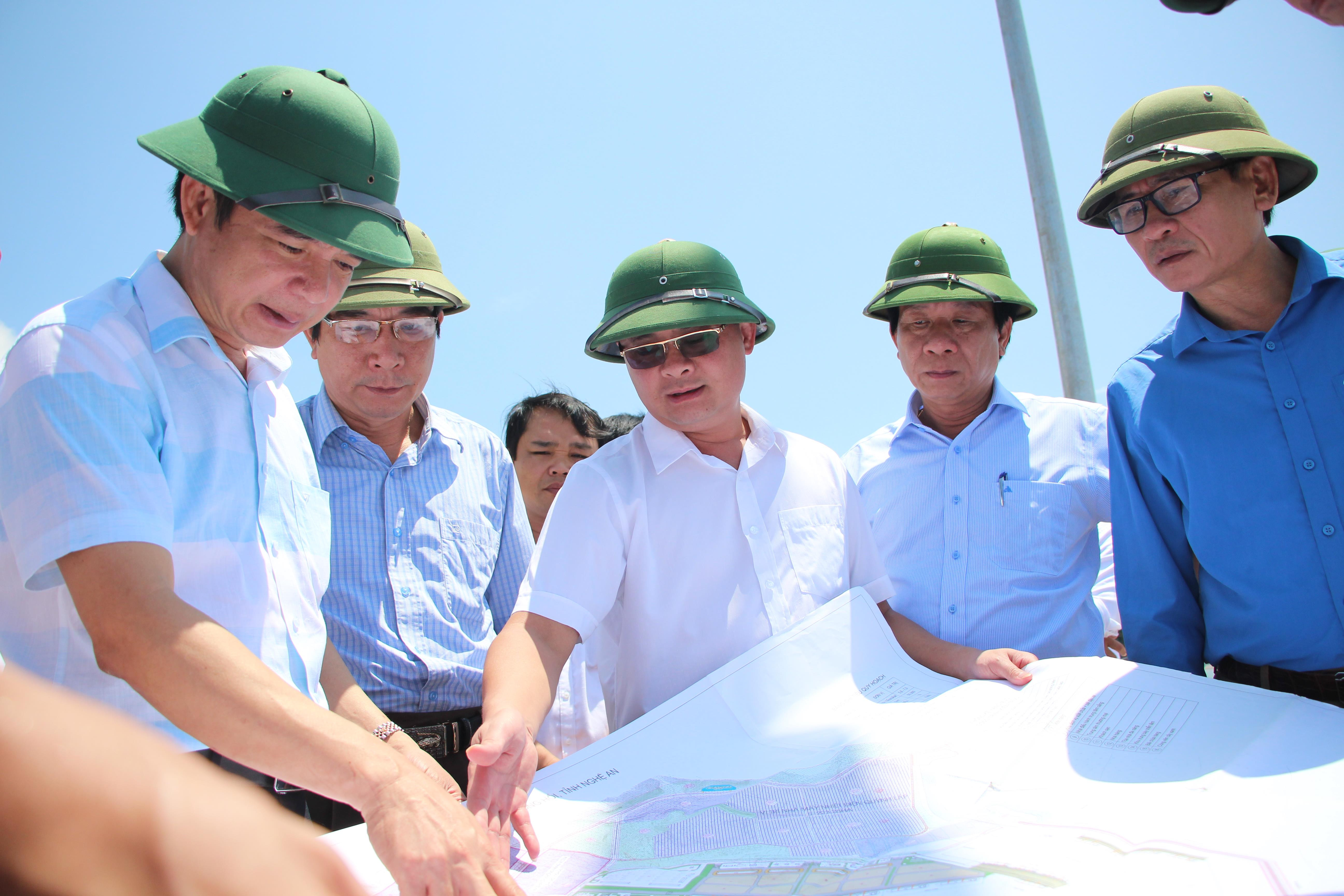 Tại Khu công nghiệp Đông Hồi, Chủ tịch UBND tỉnh Thái Thanh Quý kiểm tra quy hoạch Cảng Đông Hồi