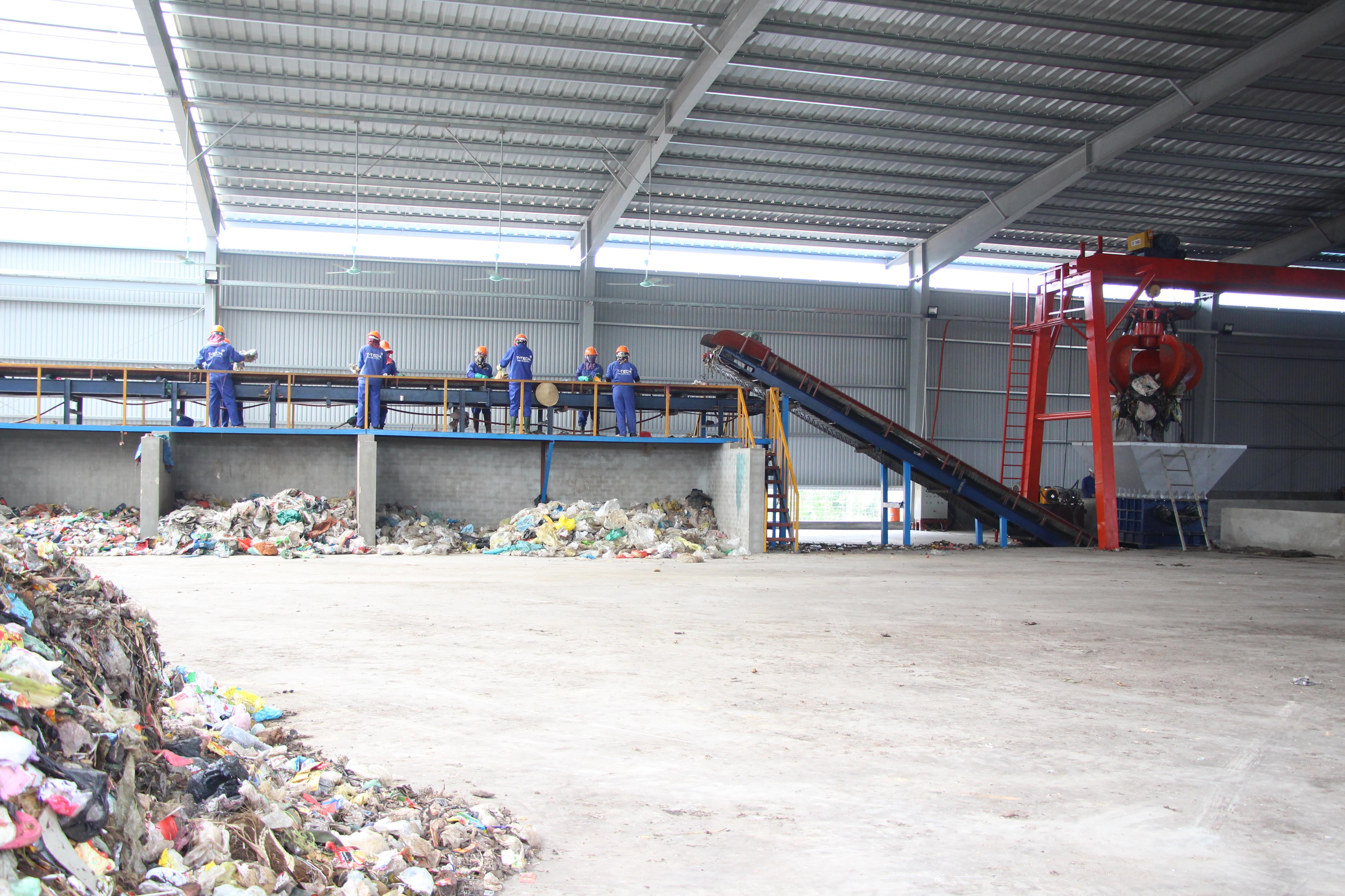 Theo công suất thiết kế, nhà máy có thể xử lý 70 tấn rác/ ngày. Hiện nay xử lý khoảng hơn 30 tấn rác/ngày, đáp ứng xử lý khoảng 70% rác thải toàn thị xã Hoàng Mai