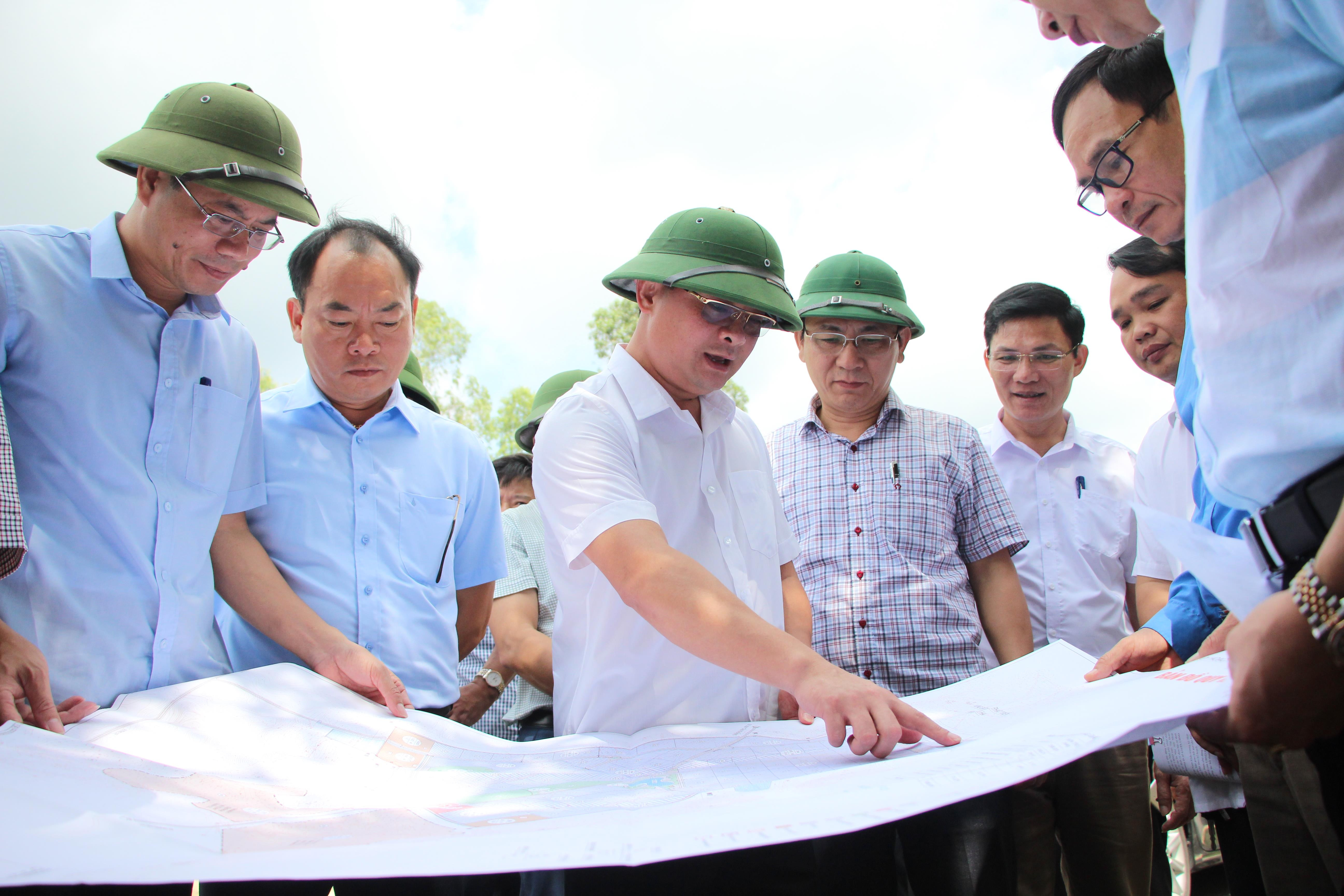 Cũng trong buổi sáng, đồng chí Thái Thanh Quý cùng đoàn công tác đã kiểm tra quy hoạch Khu Công nghiệp Hoàng Mai 2 tại xã Quỳnh Vinh.