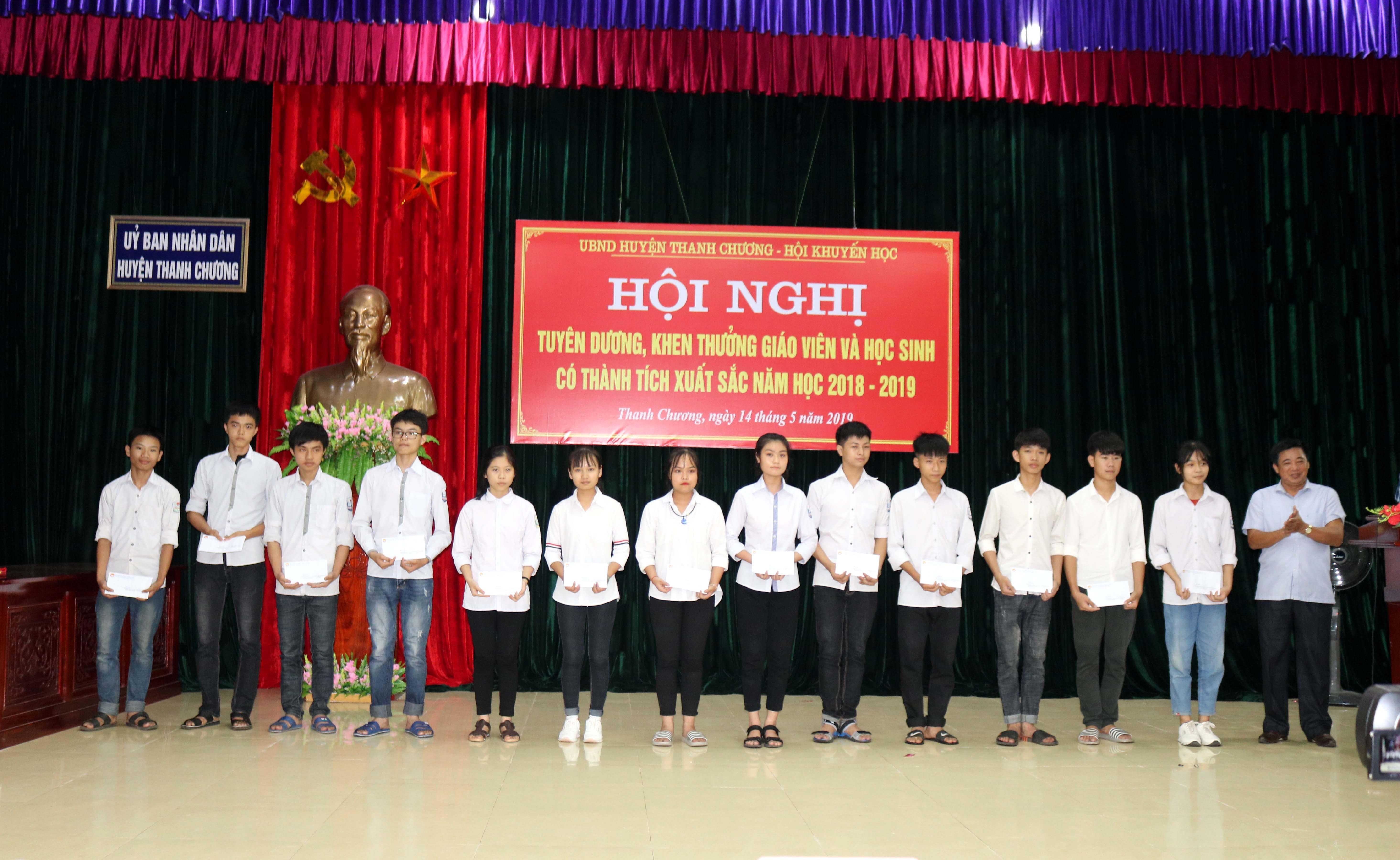 Trao thưởng cho các em đạt học sinh giỏi tỉnh