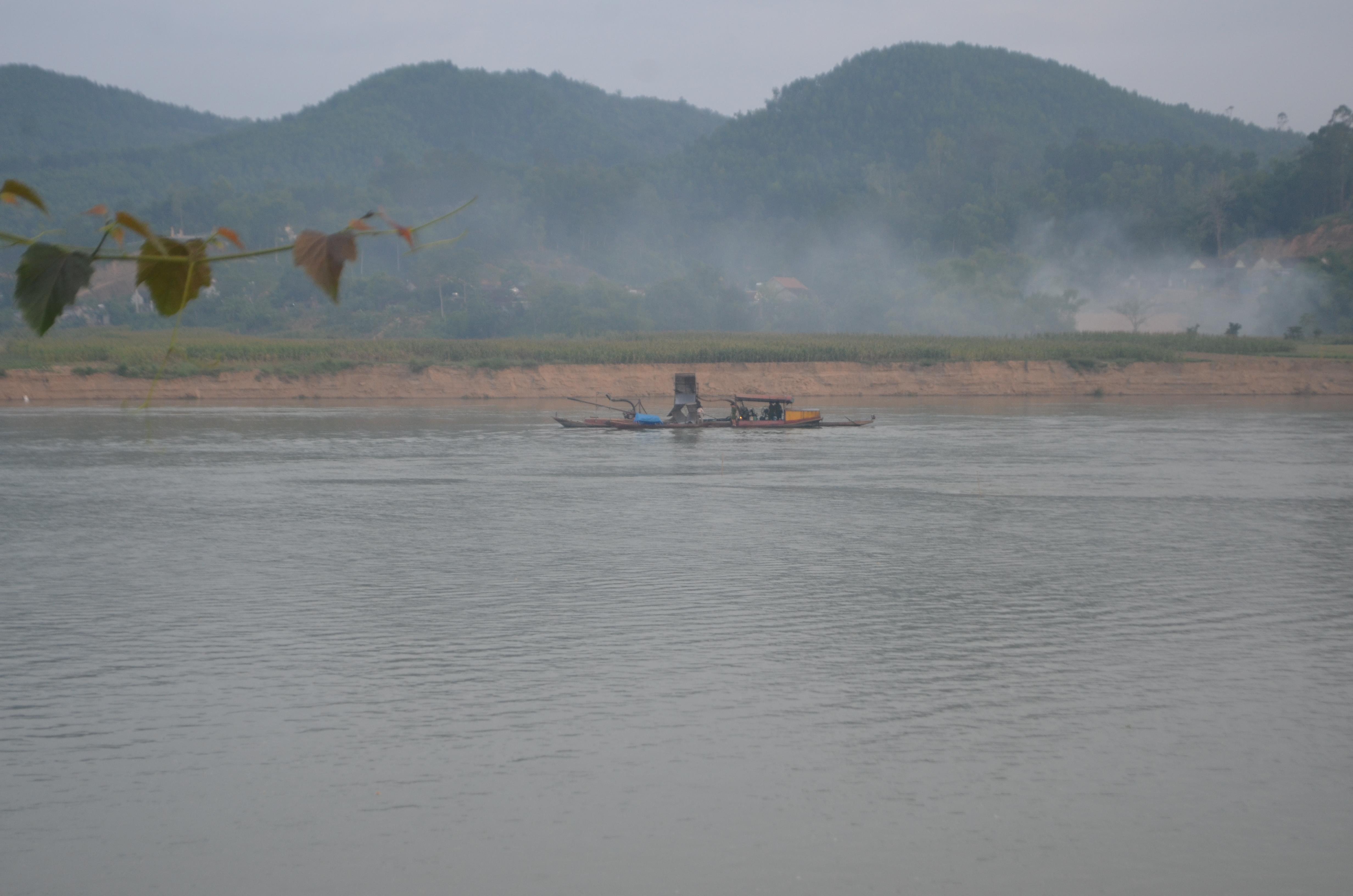 Việc khai thác cát, sỏi trái phép nhiều khiến cho tình trạng sạt lở khá nghiêm trọng hai bờ sông đoạn qua xã Long Sơn, huyện Anh Sơn. Ảnh: Đức Vũ