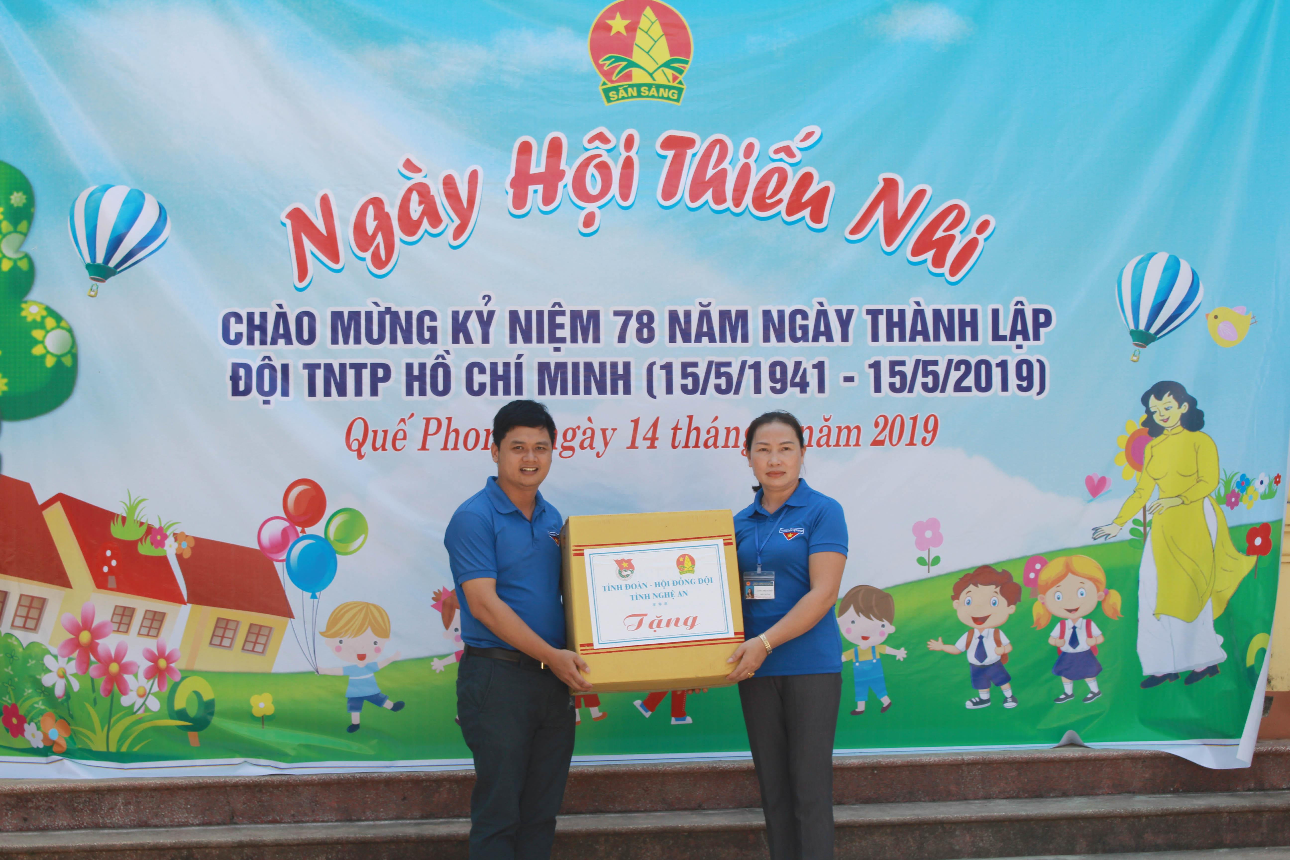 Đại diện Tỉnh đoàn - Hội đồng Đội tỉnh trao quà cho trường Tiểu học - Trung học cơ sở Hạnh Dịch. Ảnh: Phương Thúy