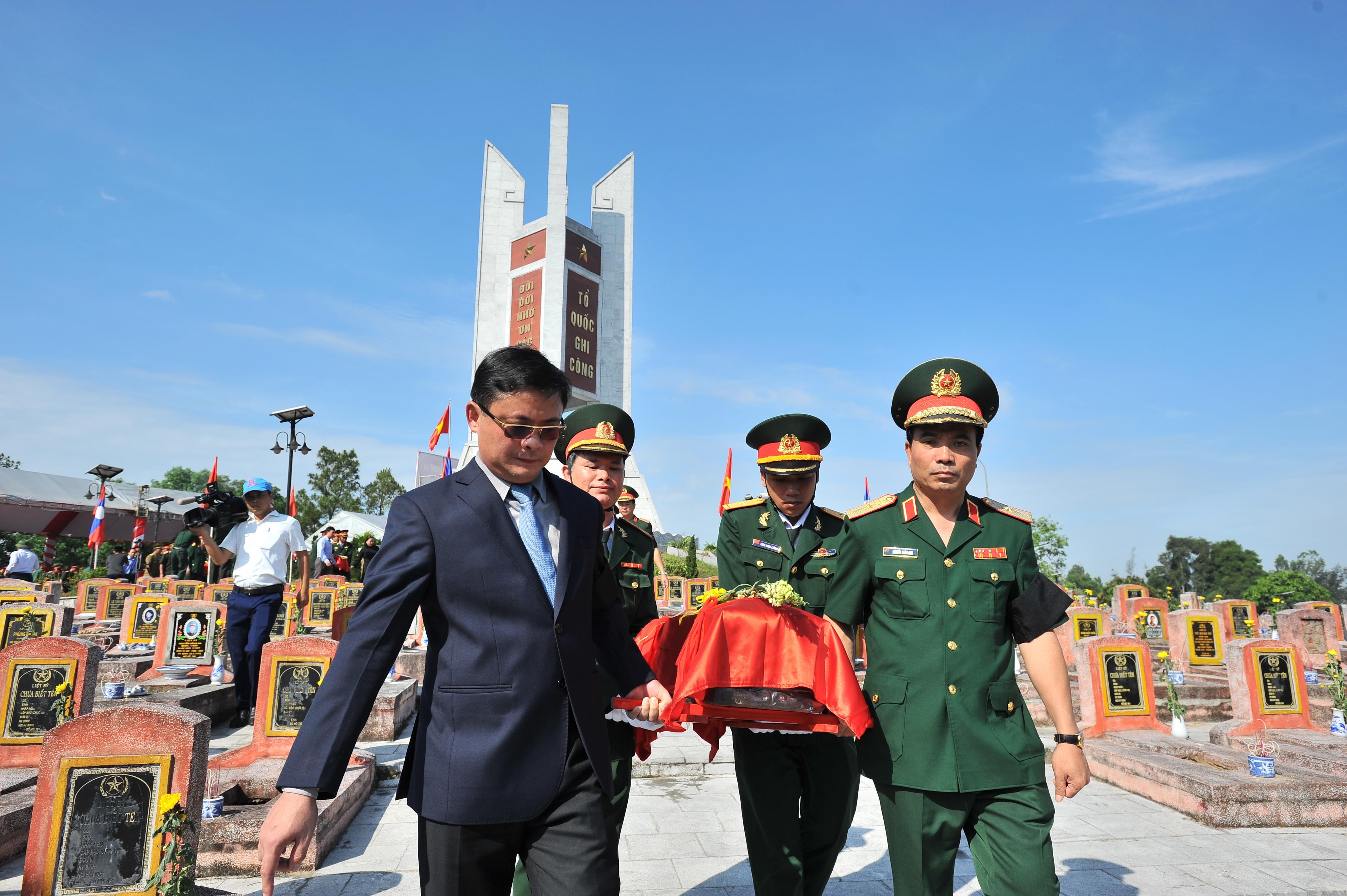 Di hài cốt các liệt sĩ về nơi an nghỉ. Ảnh: Thành Cường