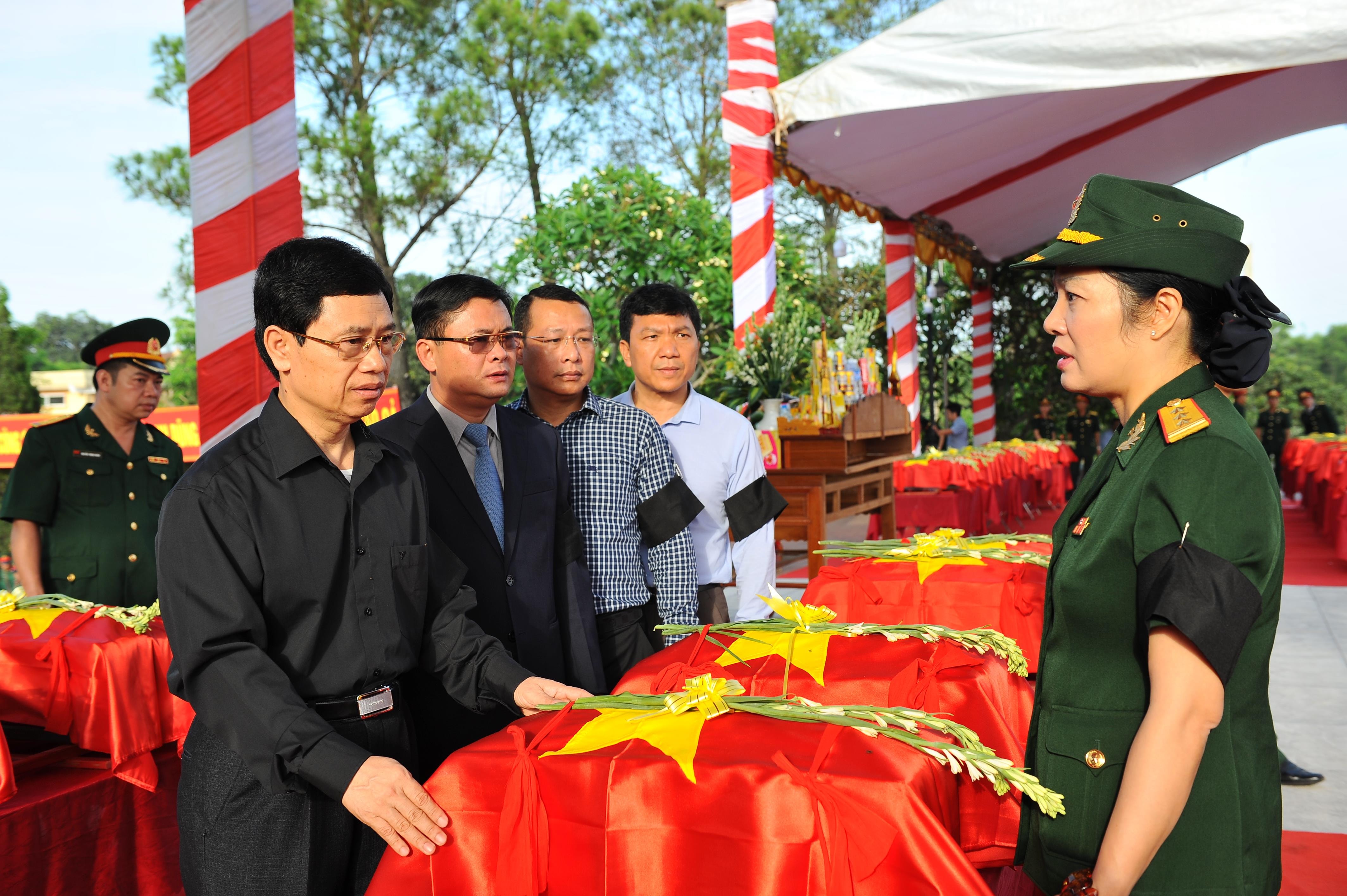 Các đồng chí lãnh đạo tỉnh Nghệ An đón các liệt sĩ về an nghỉ ở quê hương. Ảnh: Thành Cường