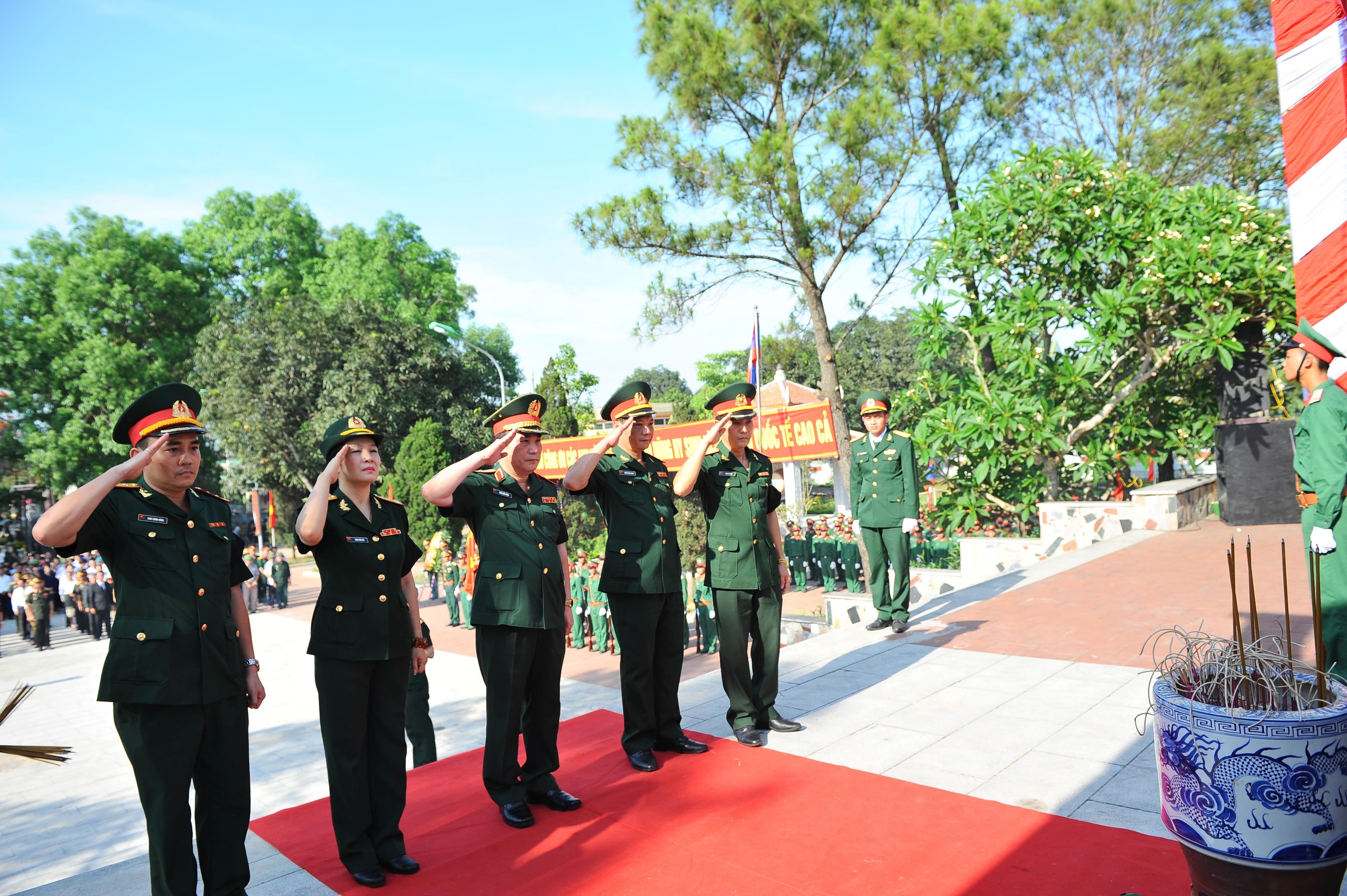 Đoàn đại biểu Ban công tác đặc biệt của Chính phủ nước CHXHCN Việt Nam tưởng niệm các liệt sĩ. Ảnh: Thành Cường