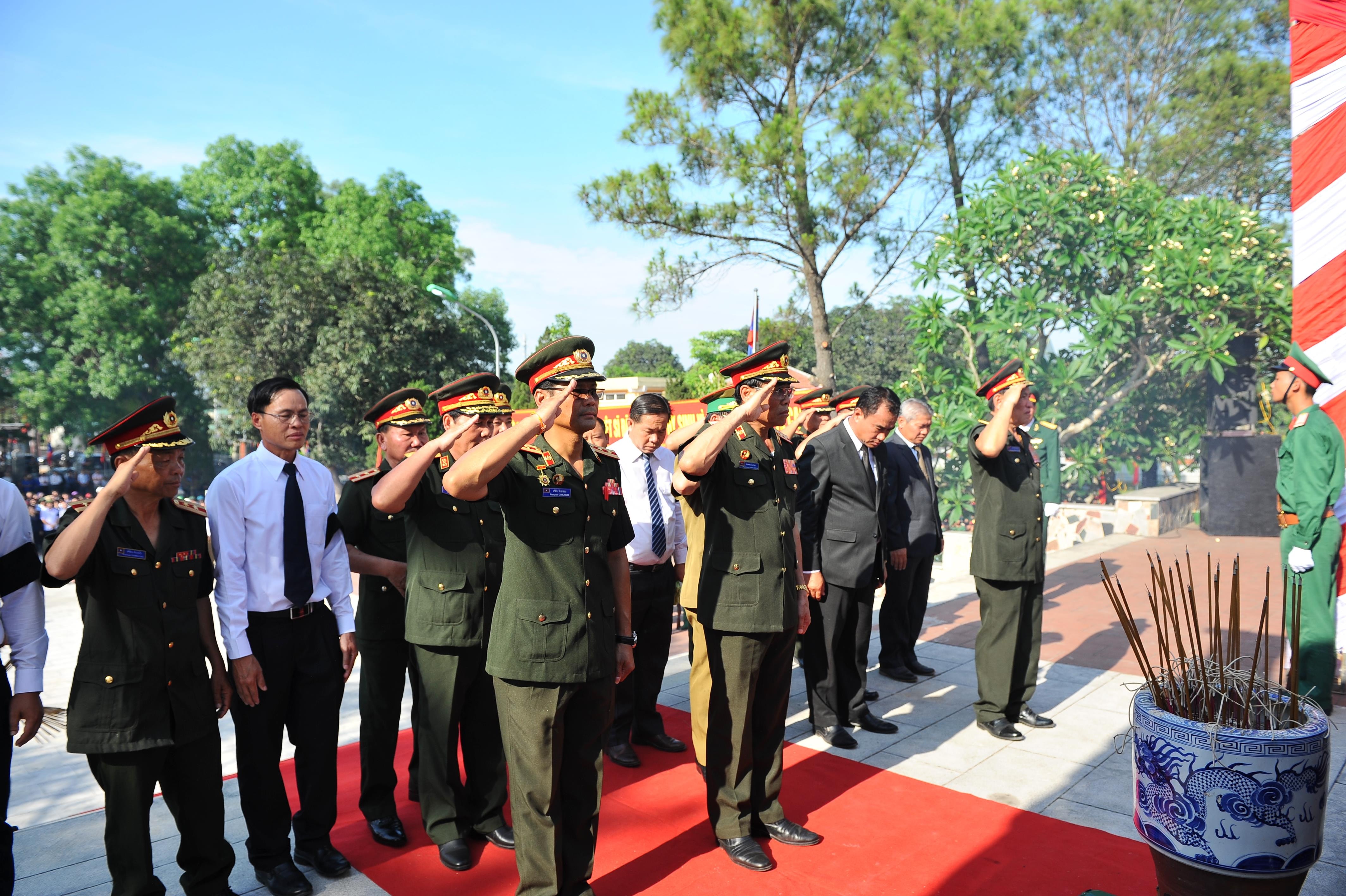 Đoàn Đại biểu Ban Công tác đặc biệt Chính phủ Nước CHDCND Lào tưởng niệm các liệt sĩ. Ảnh: Thành Cường