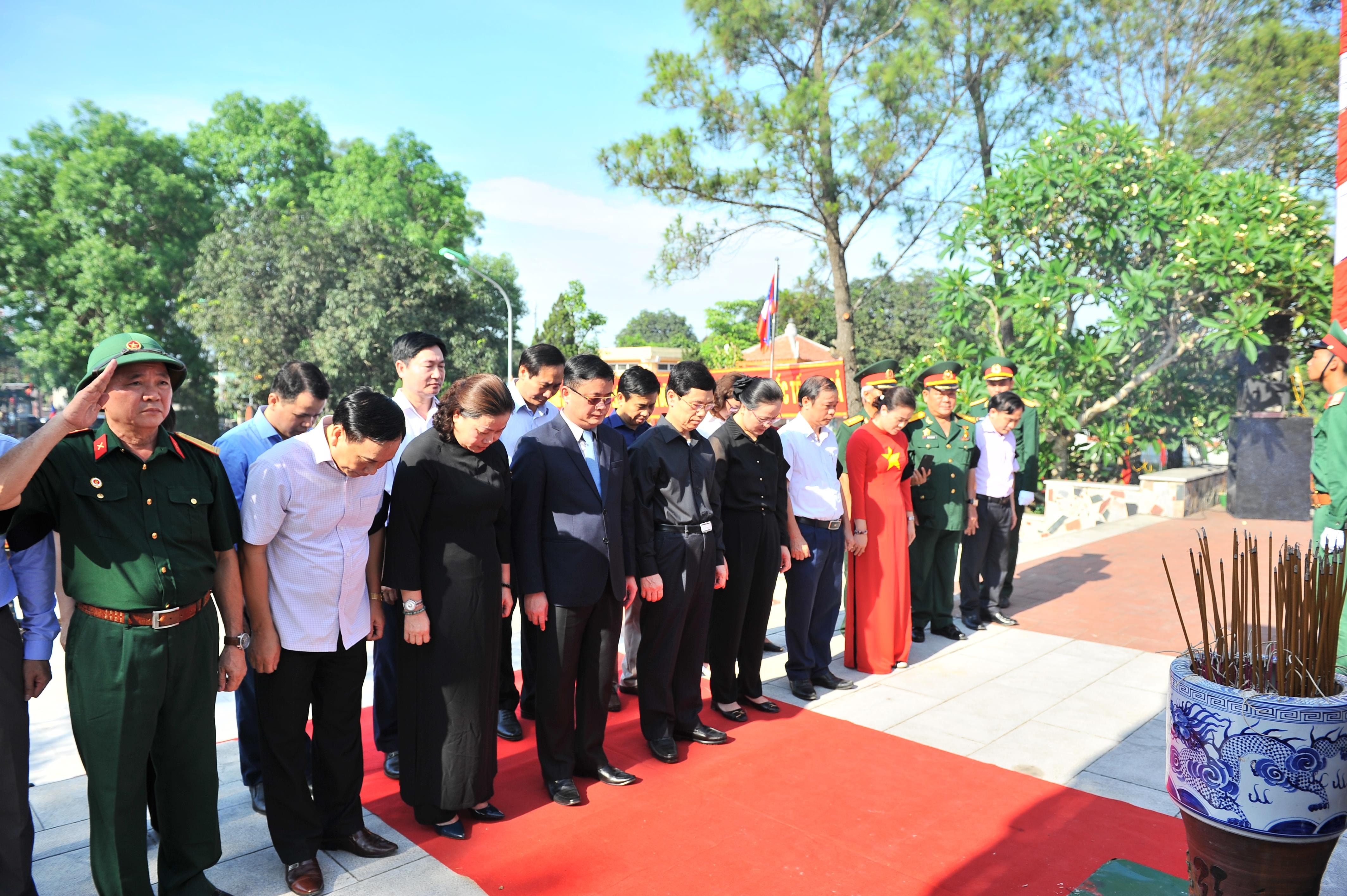 Lãnh đạo tỉnh Nghệ An kính cẩn nghiêng mình tri ân các liệt sĩ. Ảnh: Thành Cường