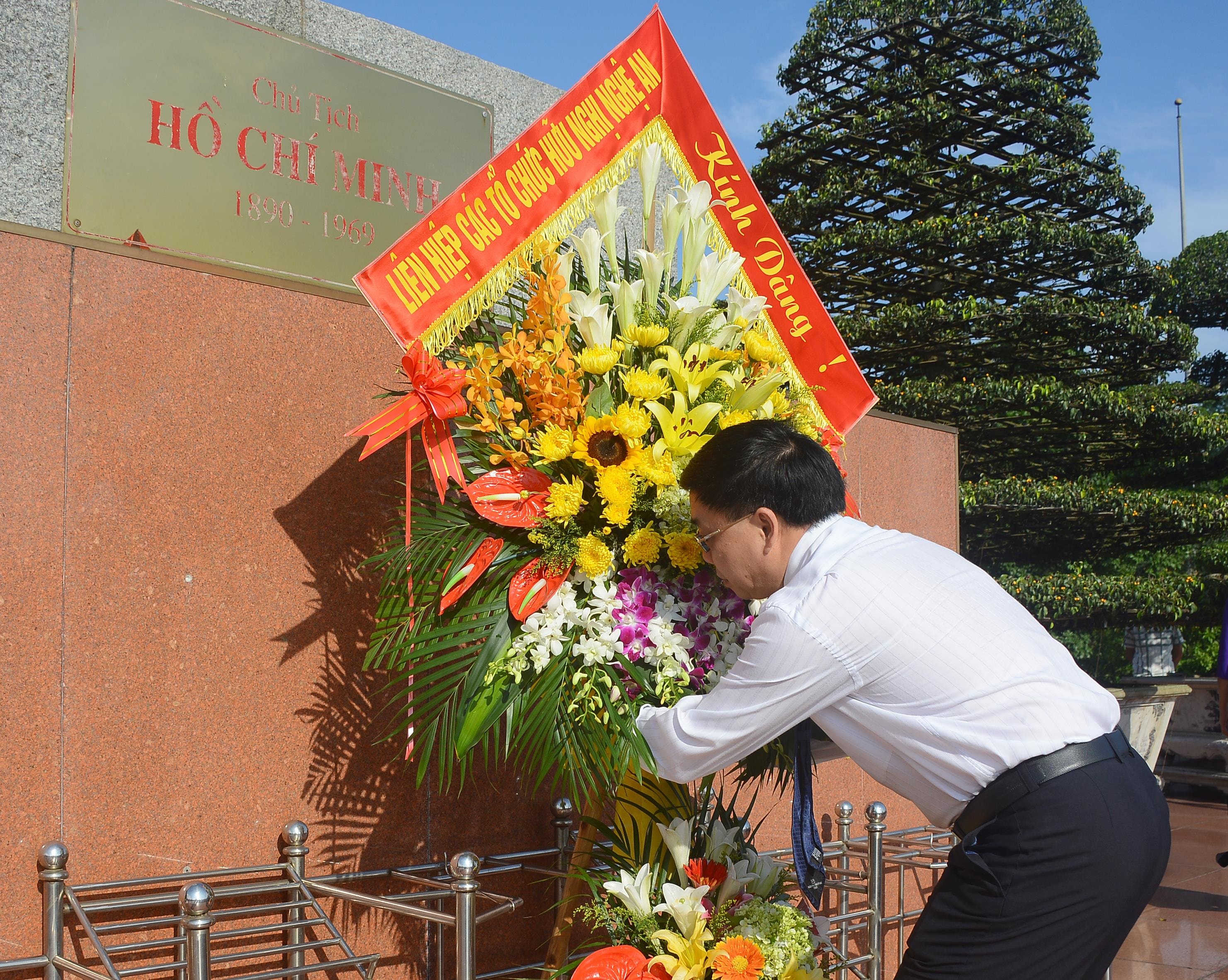 Đồng chí Nguyễn Văn Thông thay mặt đoàn kính dâng lên anh linh Người lẵng hoa tươi thắm. Ảnh: Thu Giang