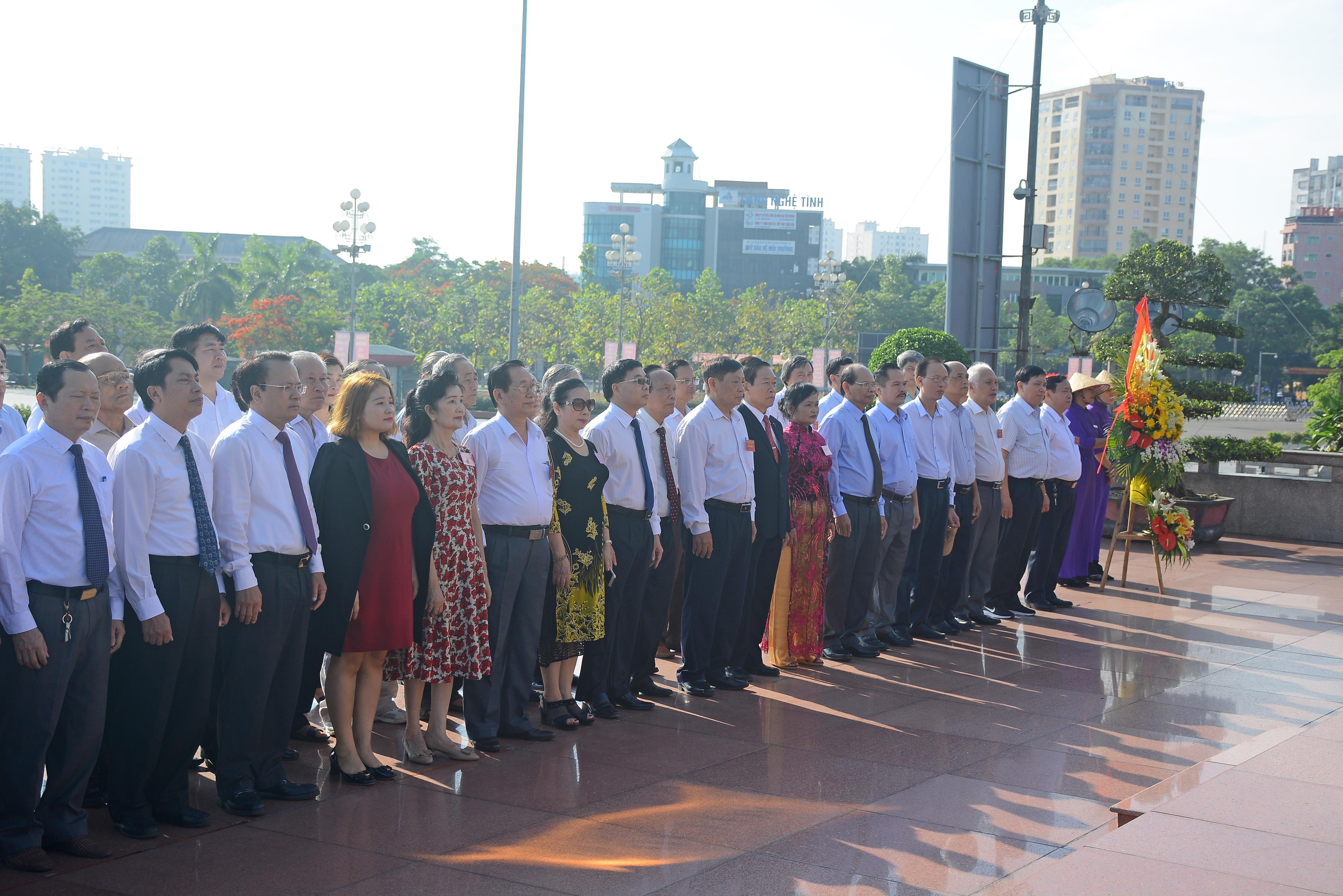 Đoàn đại biểu do Phó Bí thư Tỉnh ủy Nguyễn Văn Thông - Chủ tịch Liên hiệp dẫn đầu dâng hoa, báo công trước tượng đài Bác Hồ tại Quảng trường Hồ Chí Minh. Ảnh: Thu Giang