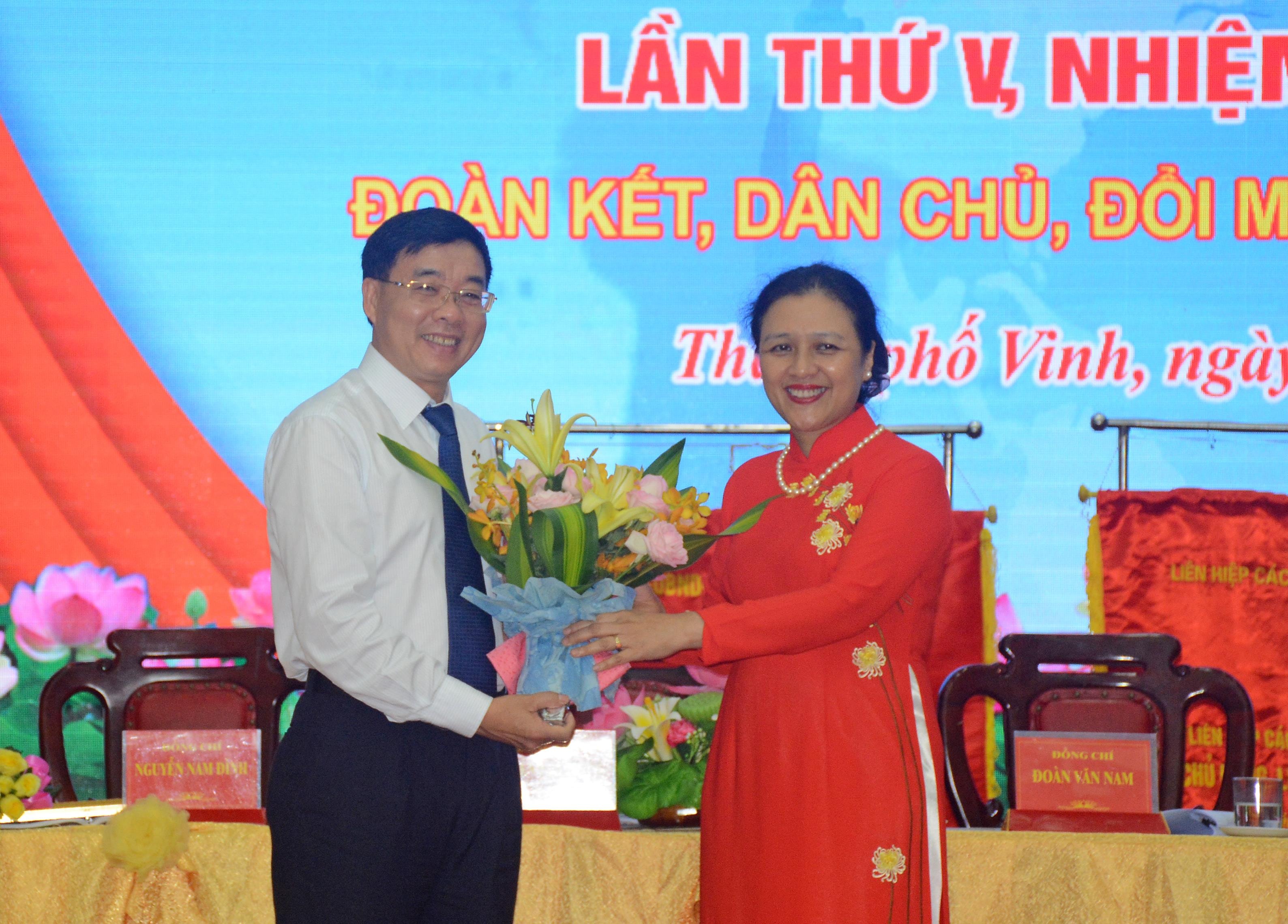 Chủ tịch Liên hiệp các tổ chức hữu nghị Việt Nam Nguyễn Phương Nga chúc mừng đồng chí Nguyễn Văn Thông tiếp tục được bầu giữ chức Chủ tịch Liên hiệp các tổ chức hữu nghị Nghệ An. Ảnh: Thu Giang
