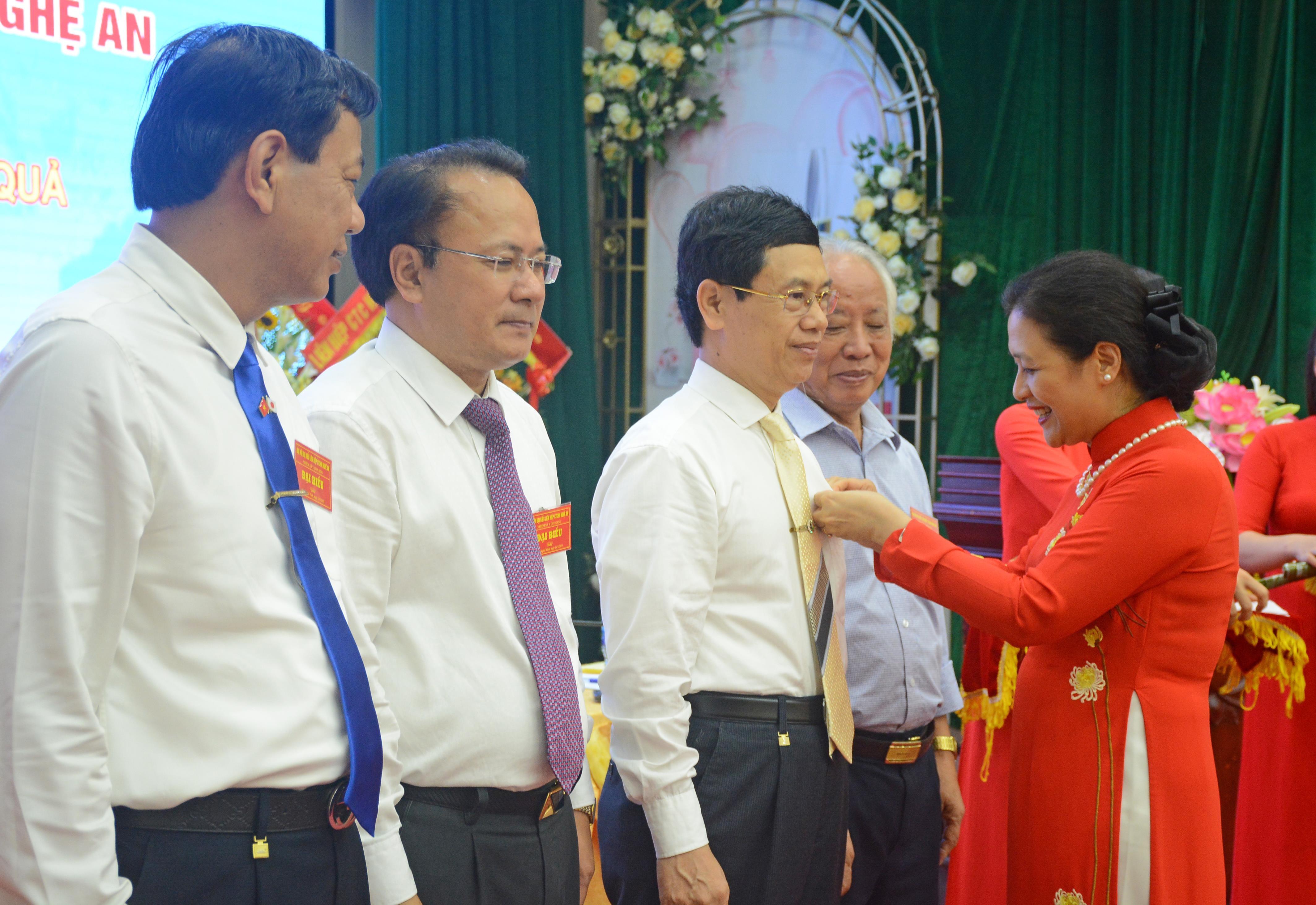 Lãnh đạo Liên hiệp các tổ chức hữu nghị Việt Nam trao tặng kỷ niệm chương vì hòa bình, hữu nghị giữa các dân tộc cho các đồng chí có thành tích nổi bật. Ảnh: Thu Giang