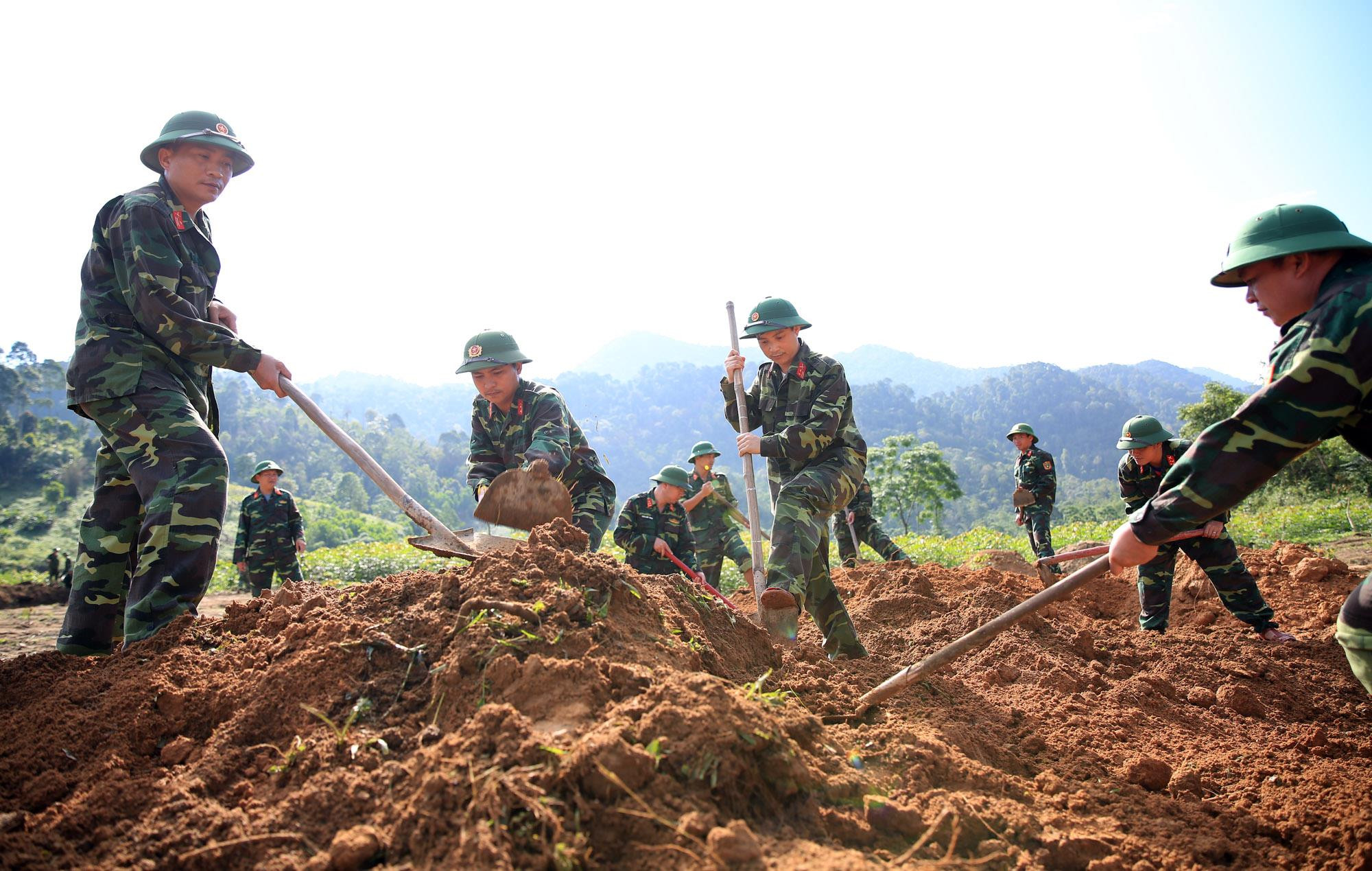 Các chiễn sỹ bộ đội cụ Hồ tham gia làm cánh đồng mẫu trồng lúa nước cho người dân xã Nậm Giải.