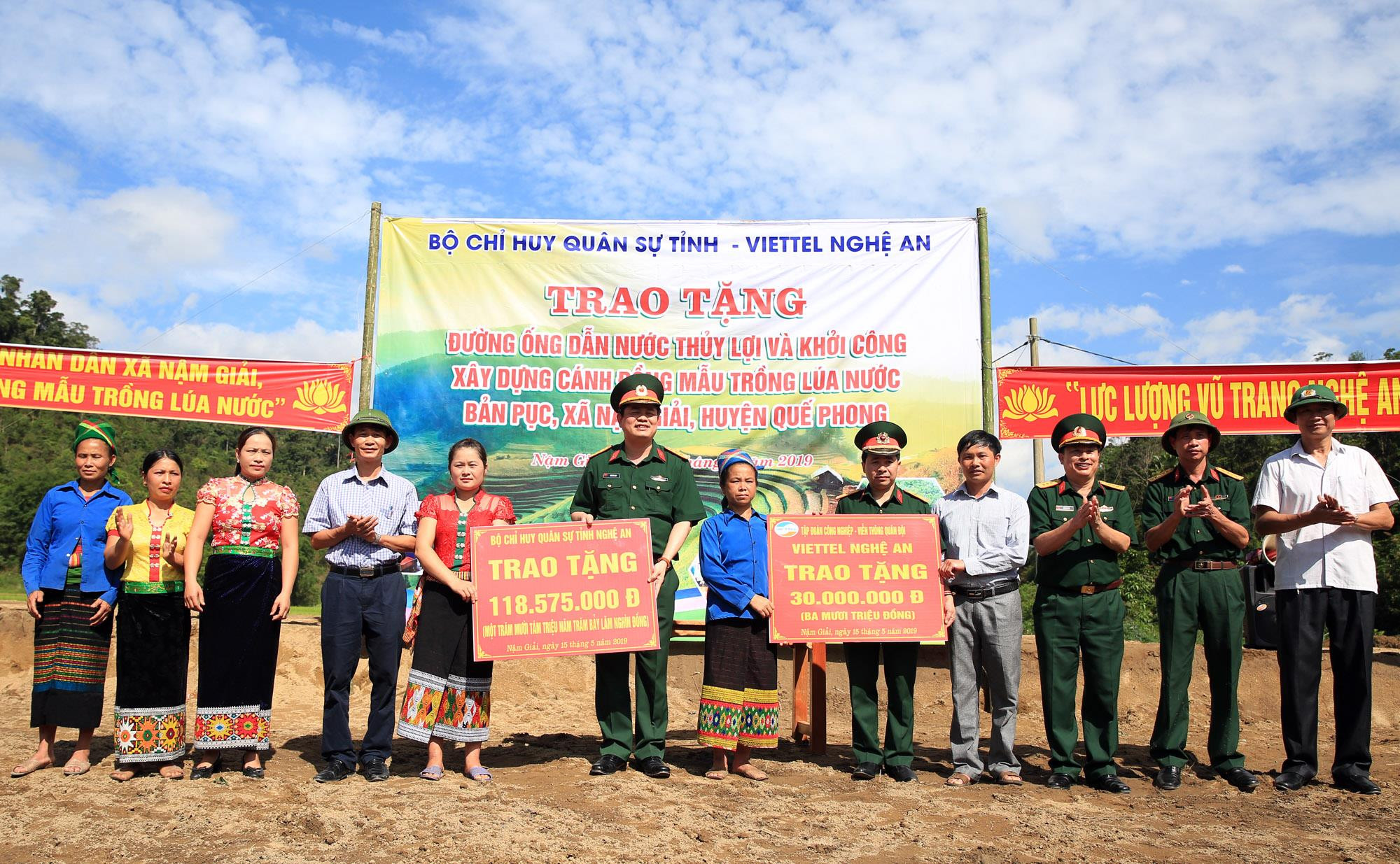 Đại diện Bộ Chỉ huy Quân sự tỉnh Nghệ An trao đường ống dẫn nước cho người dân xã Nậm Giải.