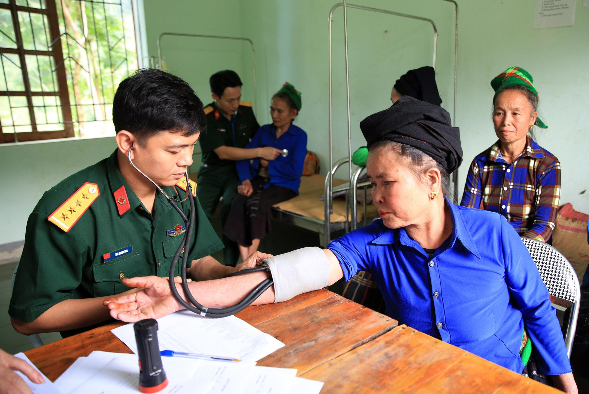 Các chiễn sỹ thăm khám cho người dân xã Nậm Giải. 