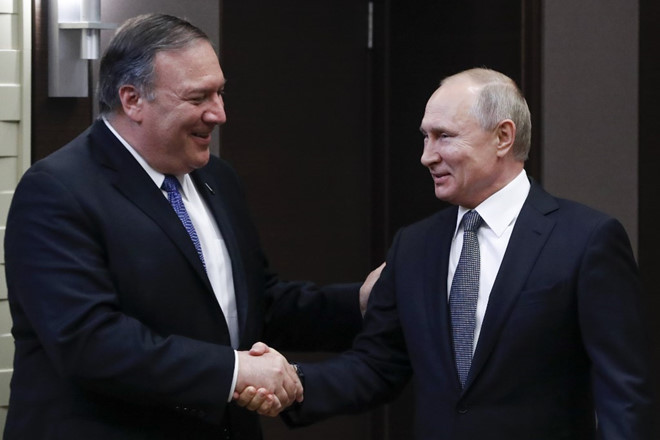 Tổng thống Putin (phải) tiếp Ngoại trưởng Pompeo tại Sochi /// AFP