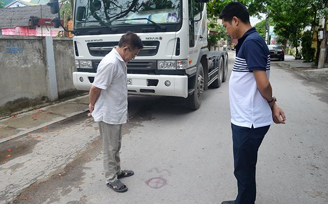 Người dân khối 2, phường Quán Bàu tại điểm xác định tim đường Nguyễn Lương Bằng. Ảnh: Nhật Lân