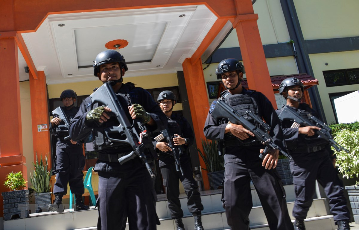 Cảnh sát Indonesia gác tại văn phòng ủy ban bầu cử ở Banda Aceh, tỉnh Aceh, ngày 6/4/2019. (Ảnh: AFP/ TTXVN)