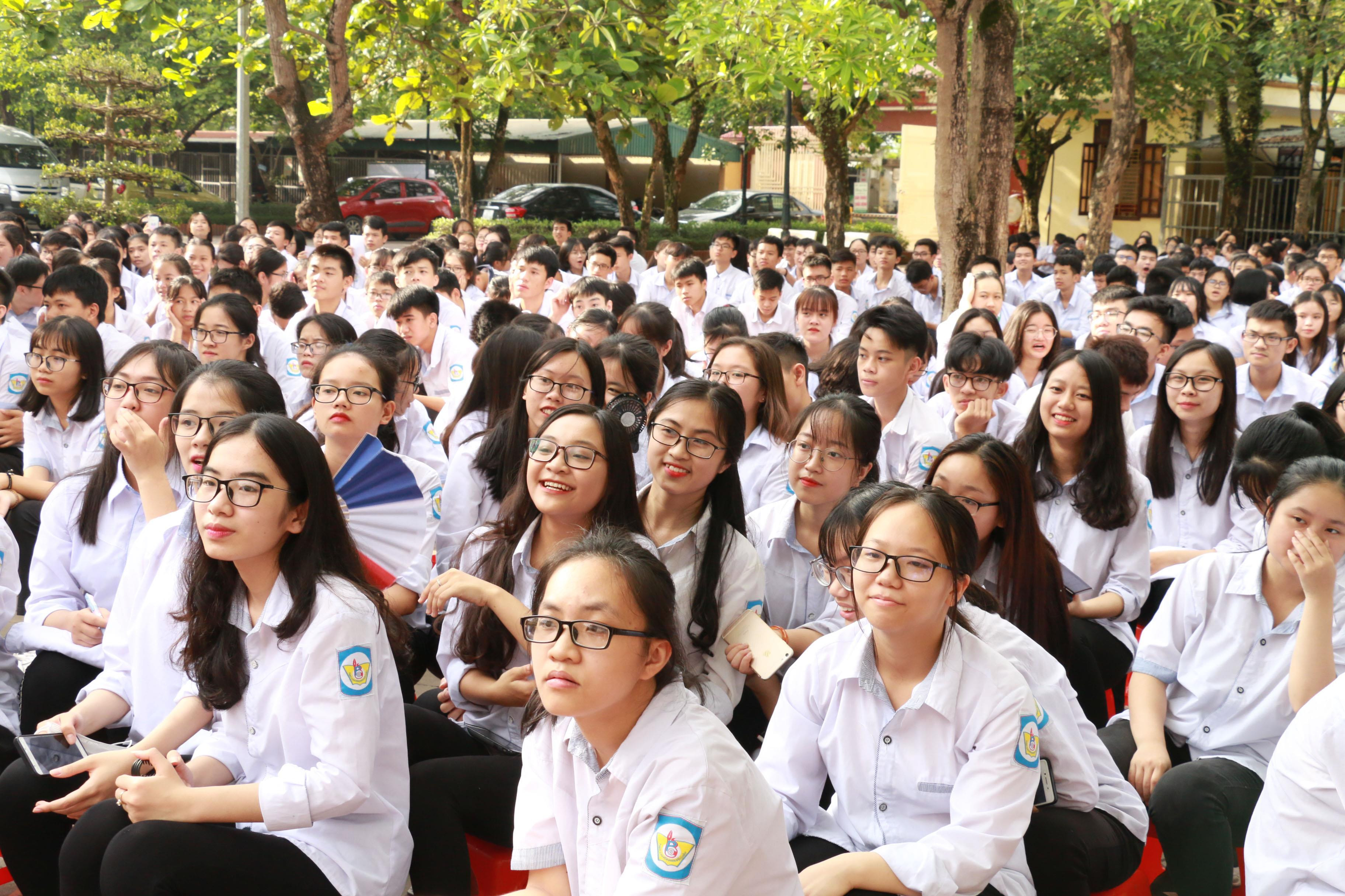 Niềm vui của học sinh Trường THPT chuyên Phan Bội Châu tại buổi lễ khen thưởng. Ảnh: Mỹ Hà
