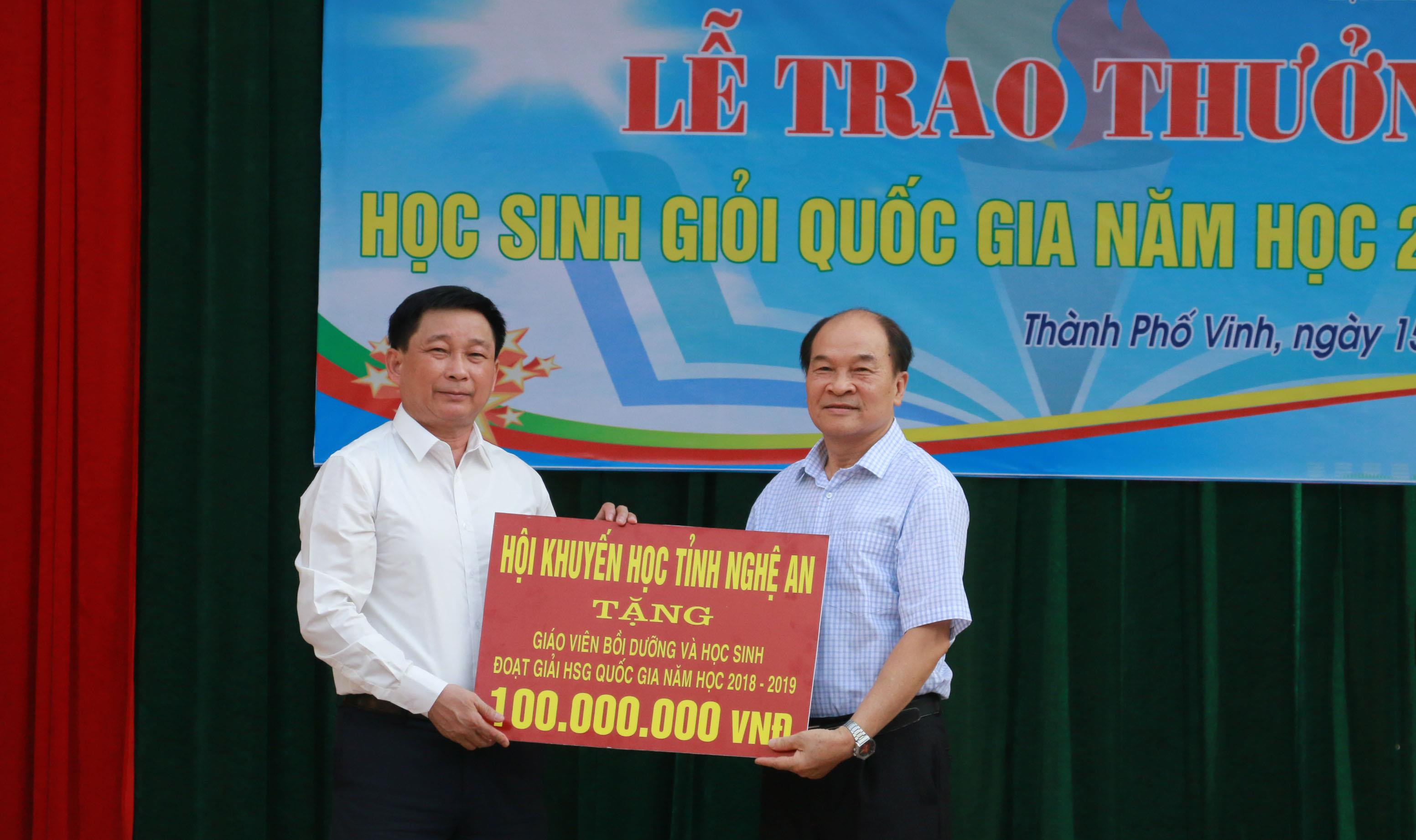 Tiến sỹ Trần Xuân Bí - Chủ tịch Hội Khuyến học tỉnh trao phần thưởng cho Trường THPT chuyên Phan Bội Châu. Ảnh: Mỹ Hà.