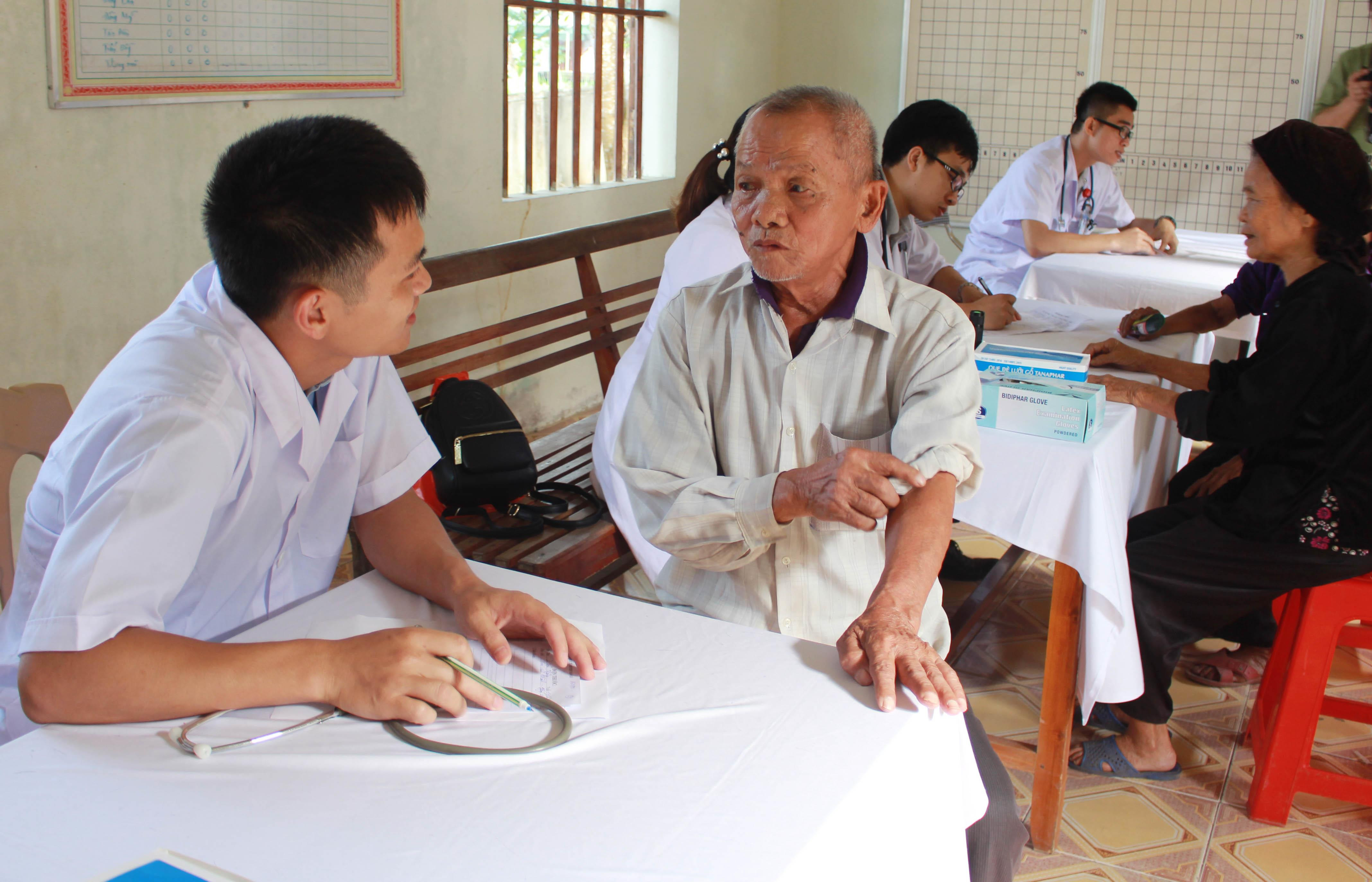 Họ là những thành viên của Hội Thầy thuốc trẻ tỉnh Nghệ An đã tích cực tham gia các phong trào của Hội và đạt nhiều thành tích tiêu biểu trong công tác tình nguyện xung kích vì cuộc sống cộng đồng. Ảnh: Phương Thúy