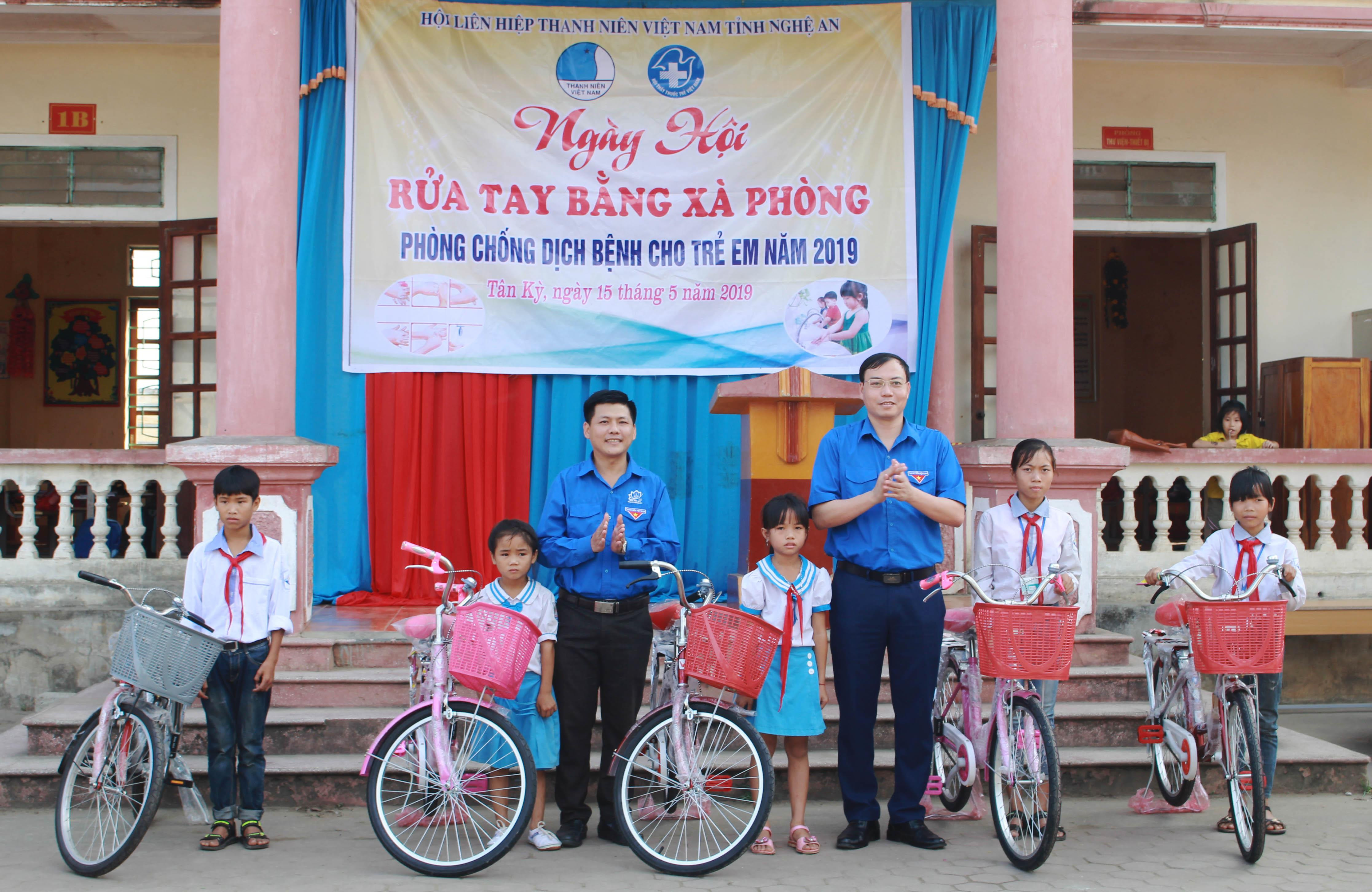 Cũng trong dịp này, Hội Liên hiệp thanh niên tỉnh và Hội thầy thuốc trẻ tỉnh Nghệ An đã trao 5 chiếc xe đạp cho học sinh nghèo vượt khó tại trường Tiểu học Đồng Văn 2, huyện Tân Kỳ. Ảnh: Phương Thúy