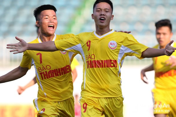 Trần Quốc Thành (số 9) ăn mừng bàn thắng vào lưới U19 B.Bình Dương. Ảnh tư liệu