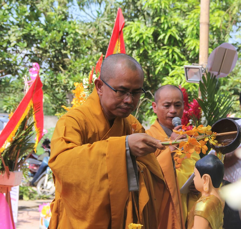 Đại đức Thích Định Tuệ, phụ trách Phật giáo huyện Hưng Nguyên khai mở nghi thức tắm Phật. Ảnh: Hồng Ân