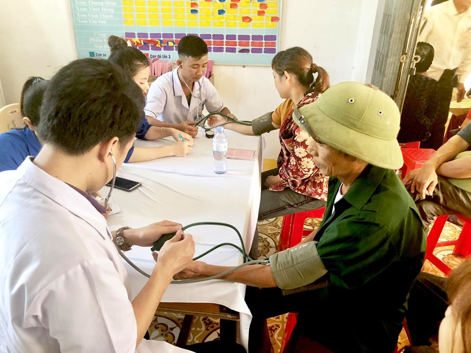 Câu lạc bộ Thầy thuốc trẻ huyện Tân Kỳ khám chữa bệnh cho nhân dân xã Đồng Văn. Ảnh: Nguyễn Hường