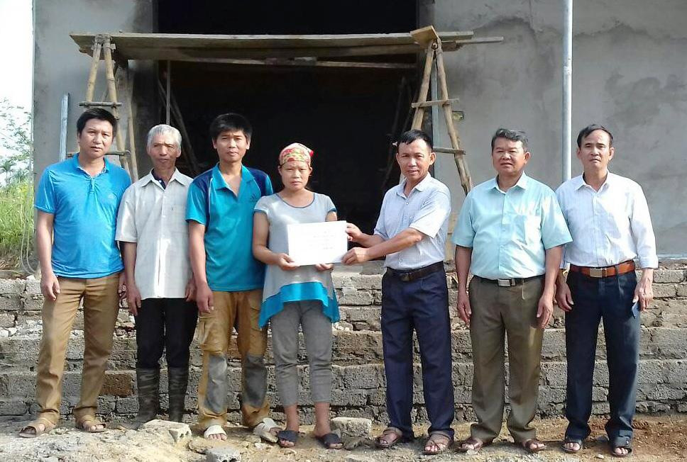 rao tiền hỗ trợ làm nhà tình nghĩa cho gia đình anh Lương Đình Thân ở xóm Đồng Sằng xã Nghĩa Hộ