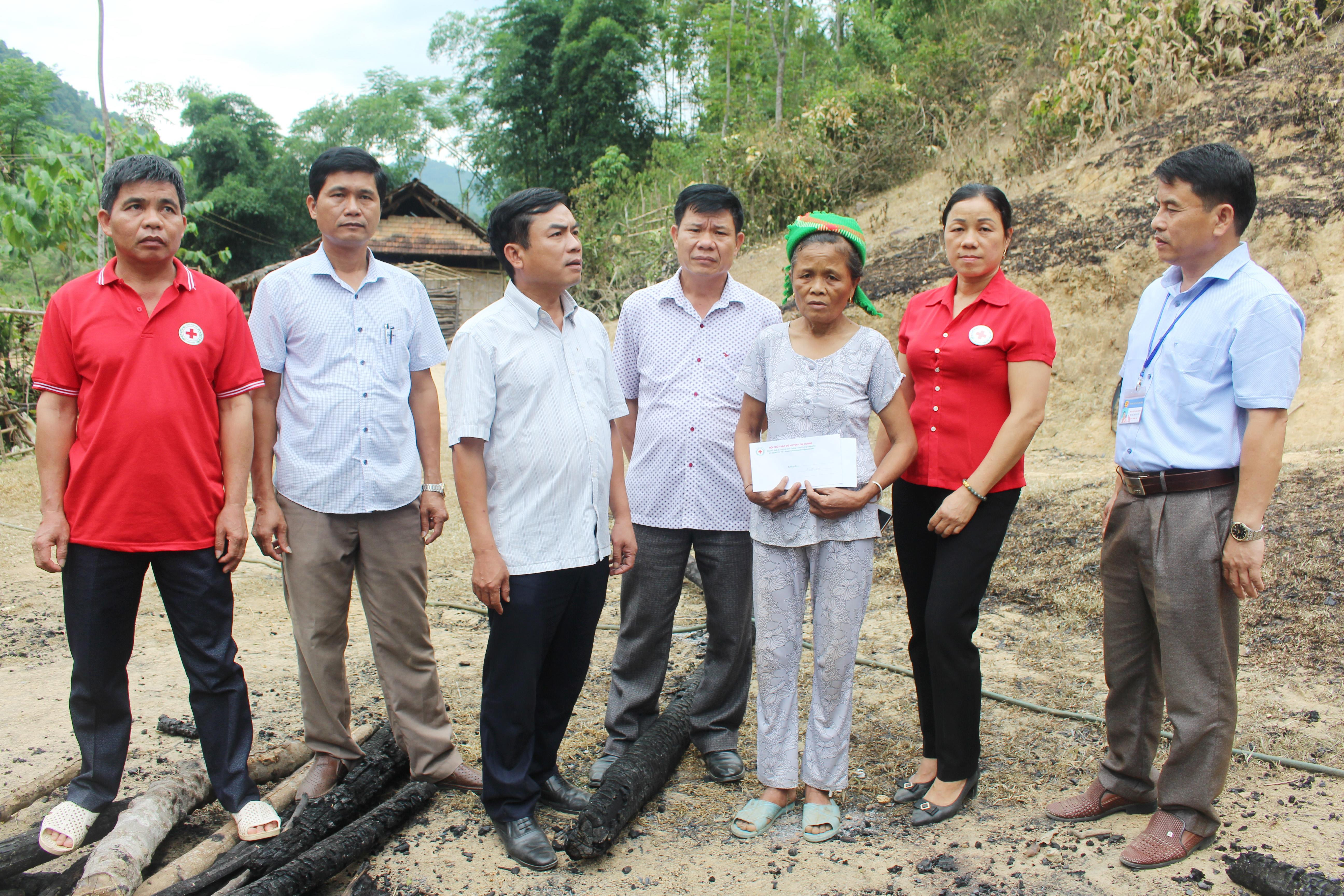 Lãnh đạo huyện Con Cuông thăm hỏi và trao tiền hỗ trợ ban đầu cho gia đình bà Tâm.