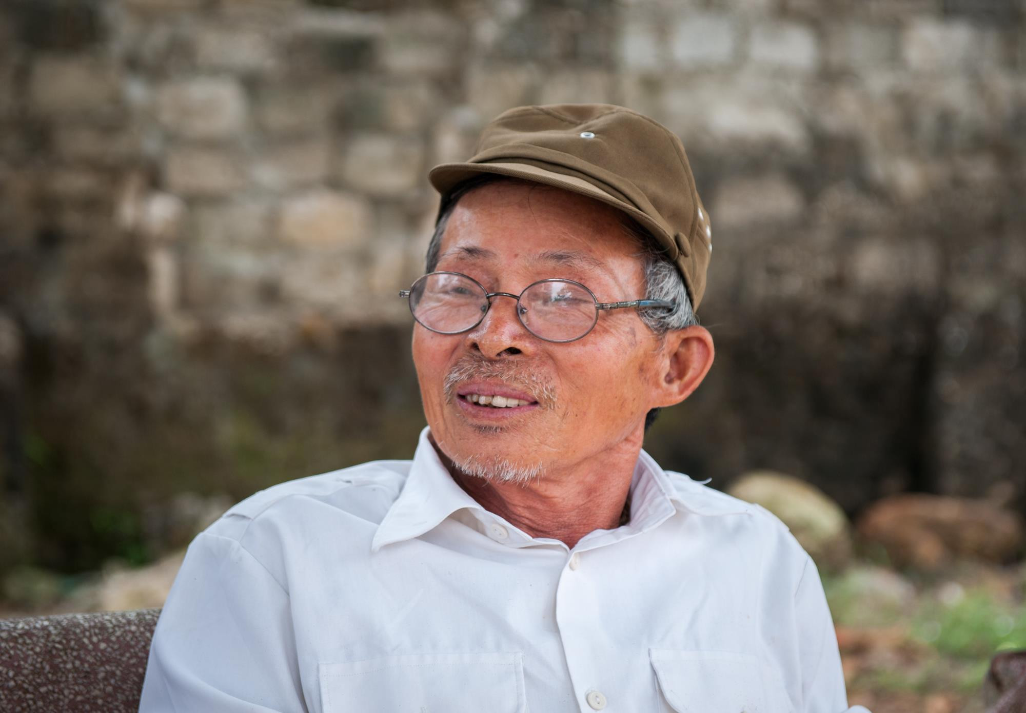 Cựu TNXP Trần Quang Nhật (72 tuổi) bồi hồi về những xúc cảm ngày ấy: “Trong những ngày ấy, thanh niên chúng tôi ai cũng muốn được trở thành Bộ đội Cụ Hồ. Đăng ký mãi không được, tôi tự nhủ mình vào TNXP cũng được. Ngày 15/5/1965, tôi gia nhập vào lực lượng TNXP...”. Ảnh: Tư liệu - Thành Cường