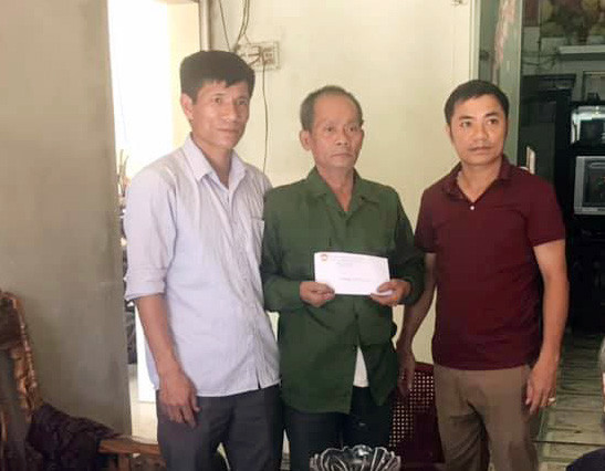 Trao tiền hỗ trợ cho gia đình ông Phạm Văn Học xóm 13, xã Sơn Hải
