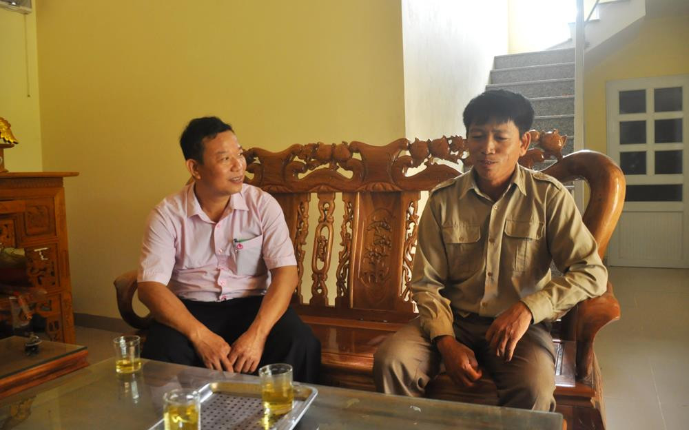 Ông Trần Khắc Nhượng xóm Hội 3, Kim Liên chia sẻ với lãnh đạo NHCS huyện Nam Đàn trao đổi với về hiệu quả vốn vay. Ảnh: Thu Huyền
