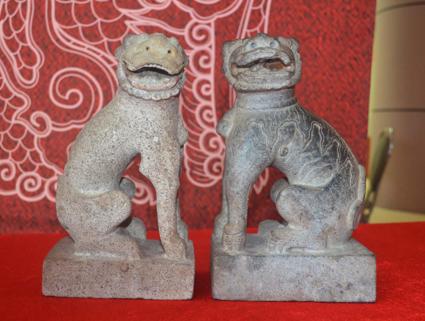 Đây là một đôi linh vật Nghê Việt cổ, được làm bằng chất liệu đá. Đặc điểm của Nghê Việt, được các nhà nghiên cứu, sưu tầm xác định bắt đầu từ hướng nhìn