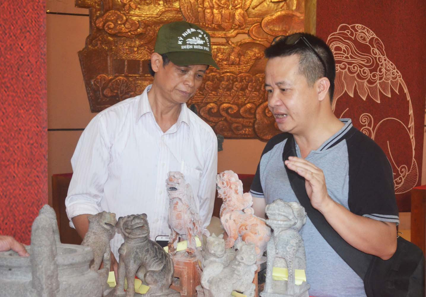 Theo ông Nguyễn Đức Bình, cán bộ Cục Mỹ thuật, nhiếp ảnh và triển lãm (bên phải) thì thời gian qua, linh vật nghê Việt đang bị thay thế bởi các linh vật không phù hợp với văn hóa Việt. Bởi vậy, việc triển lãm