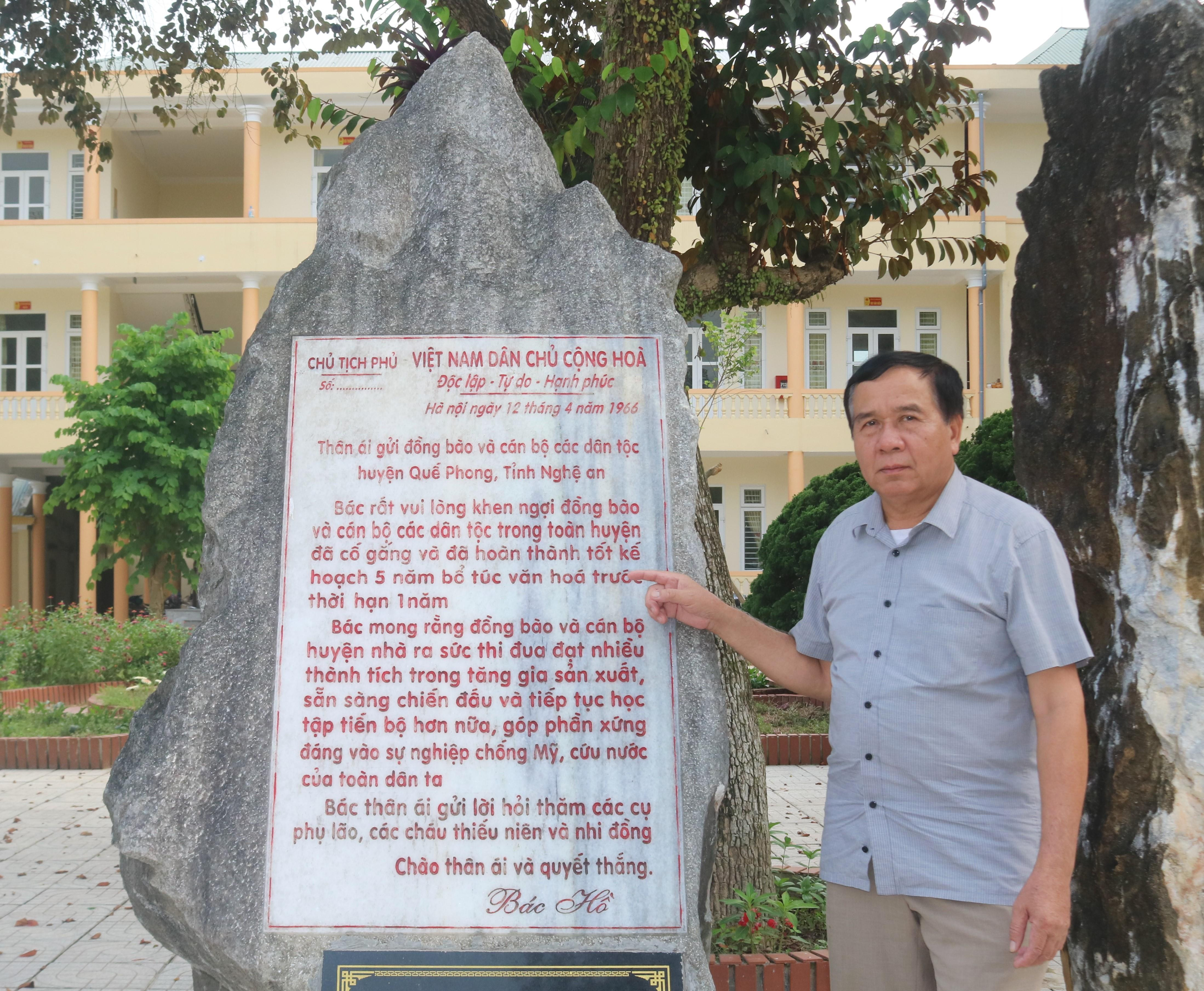 Tấm bia tạc lại bức thư của Bác Hồ gửi đồng bào Quế Phong được đặt trong khuôn viên UBND huyện. Ảnh: Diệp Phương