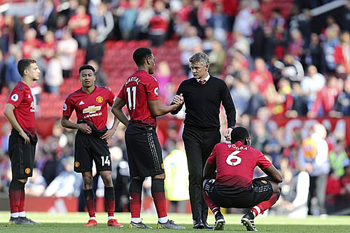 Solskjaer bắt tay học trò sau trận thua Cardiff. Ảnh:Reuters.