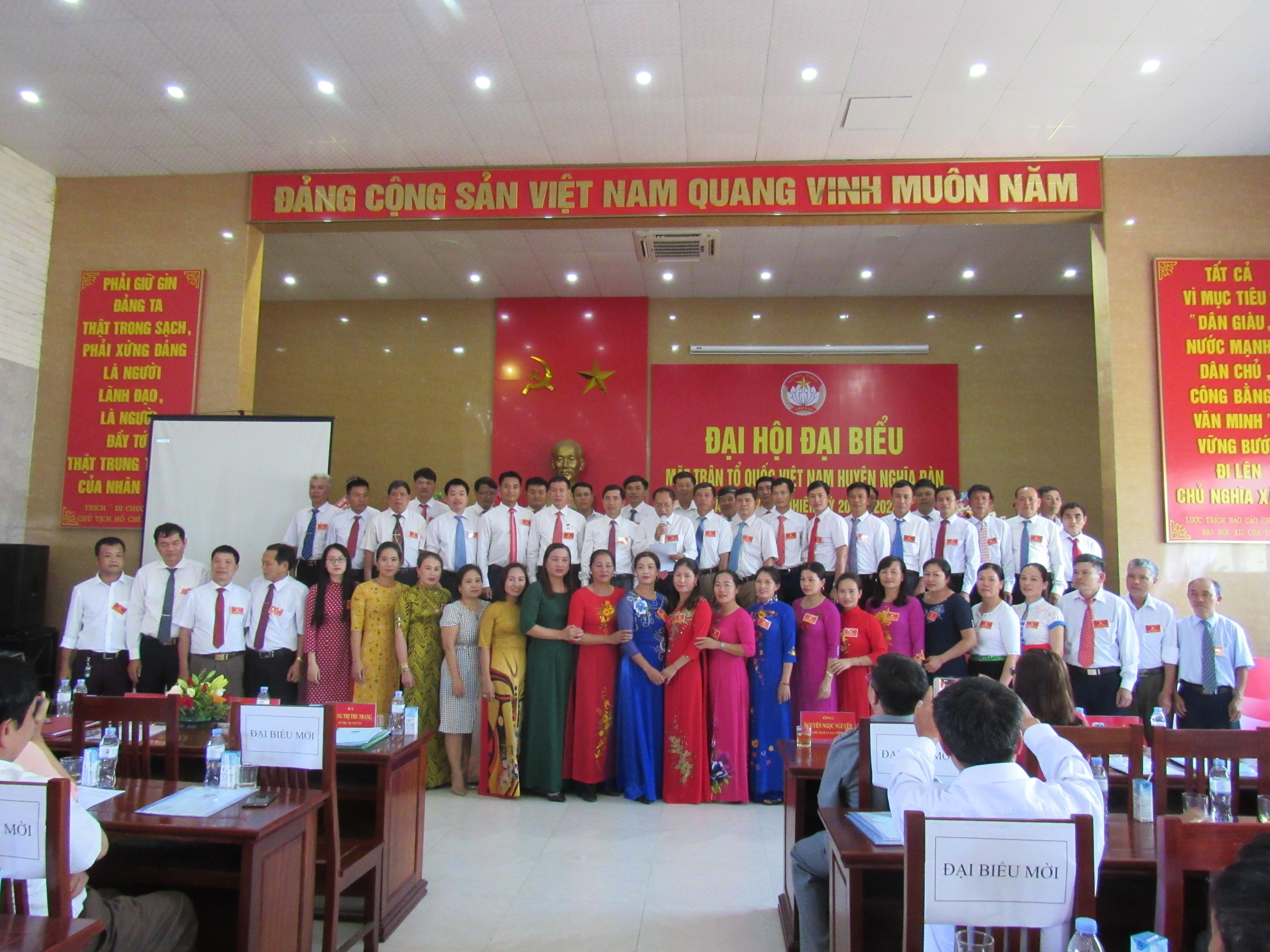 Ban chấp hành khóa mới của Ủy ban MTTQ Việt Nam huyện Nghĩa Đàn nhận nhiệm vụ. Ảnh: CTV