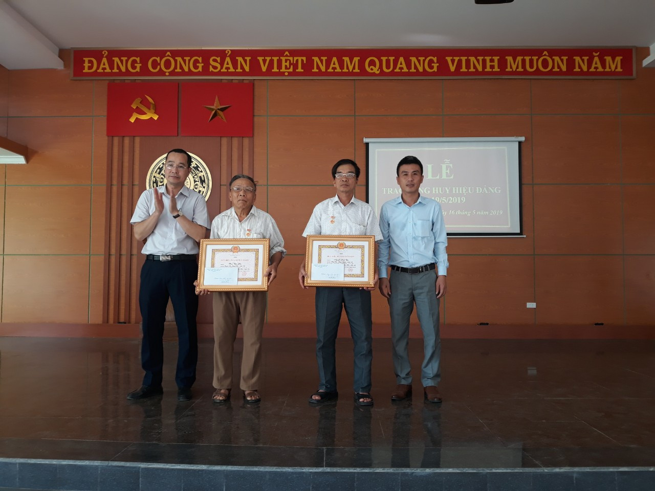 Đảng bộ phường Long Sơn trao huy hiệu Đảng cho 2 đảng viên. Ảnh: Minh Thái