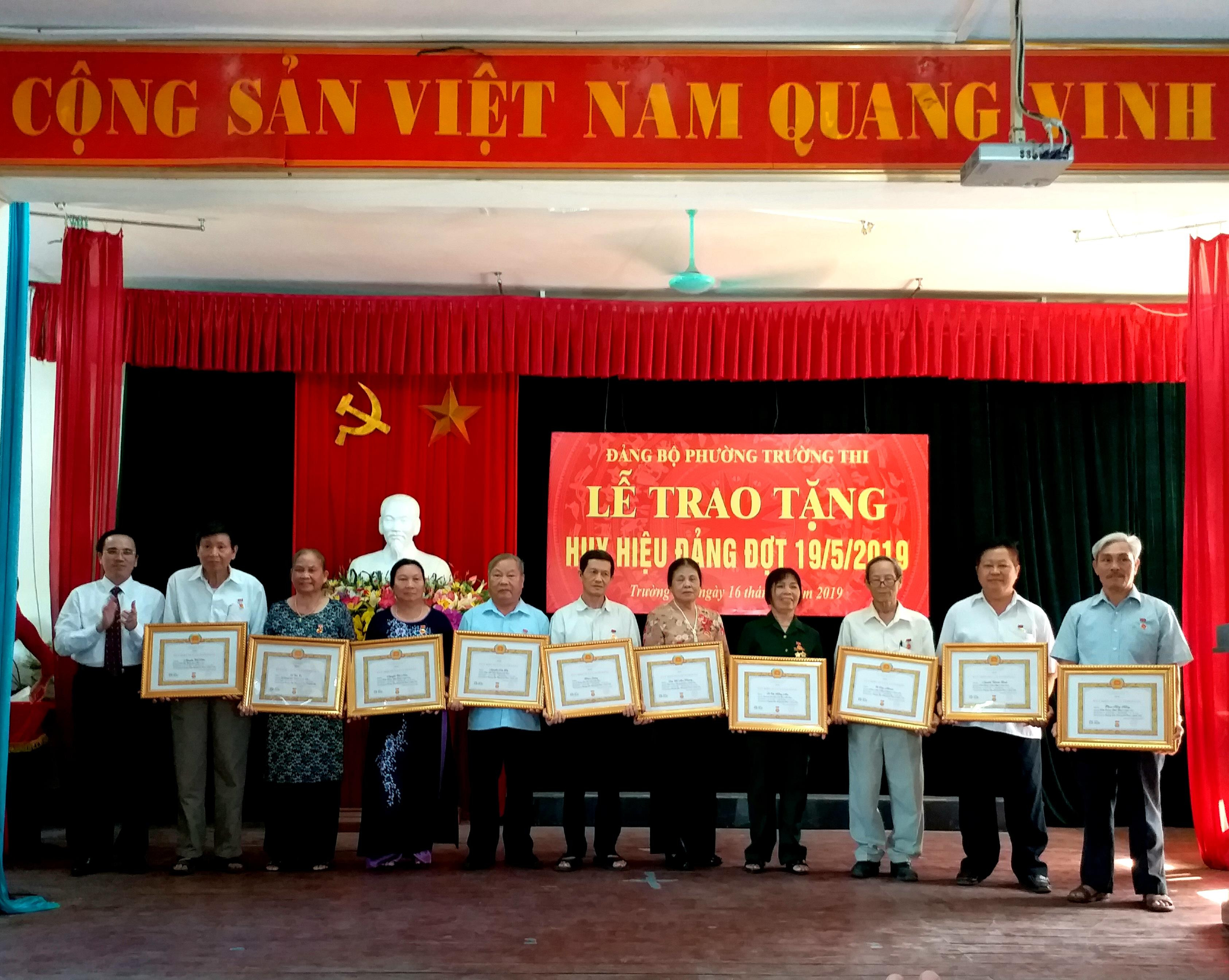 Lãnh đạo Thành phố Vinh trao huy hiệu 50 tuổi Đảng cho các đảng viên phường Trường Thi. Ảnh: Ngân Hà
