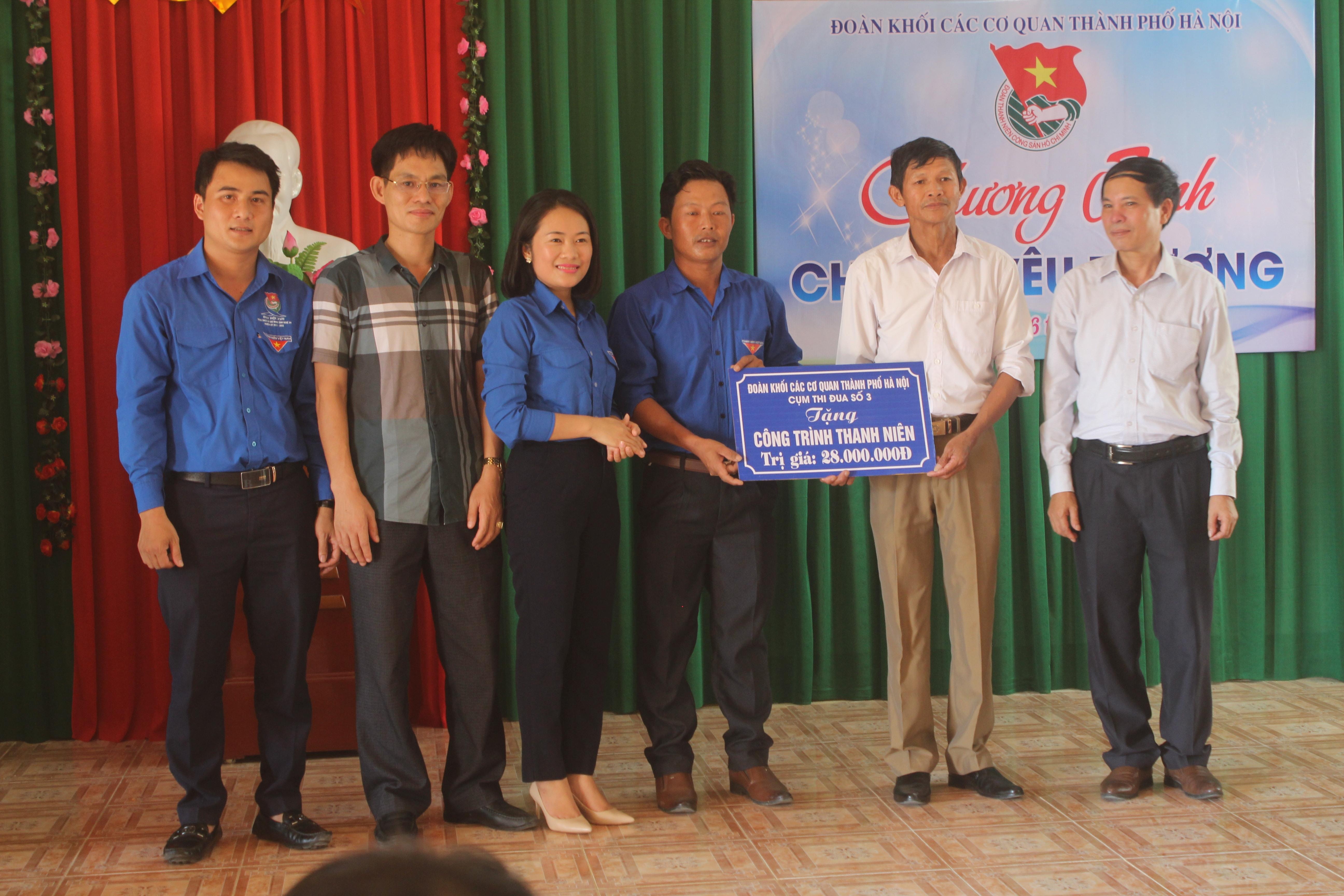Trao tặng công trình Sân bóng chuyền cho đoàn viên thanh niên và nhân dân xóm 10, xã Tân Hương. Ảnh: Quốc Đạt
