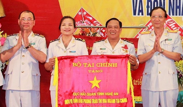Hải quan Nghệ An đón nhận Cờ Đơn vị thi đua xuất sắc của ngành Tài Chính. Ảnh: Hoàng Vĩnh