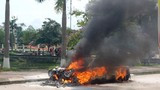 Nghệ An: Xế hộp bốc cháy dữ dội giữa đường