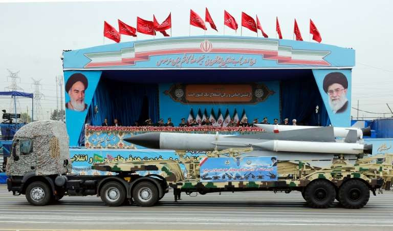 Xe tải quân đội Iran chở một tên lửa trong cuộc diễu binh quân sự ở Tehran. Ảnh: AP