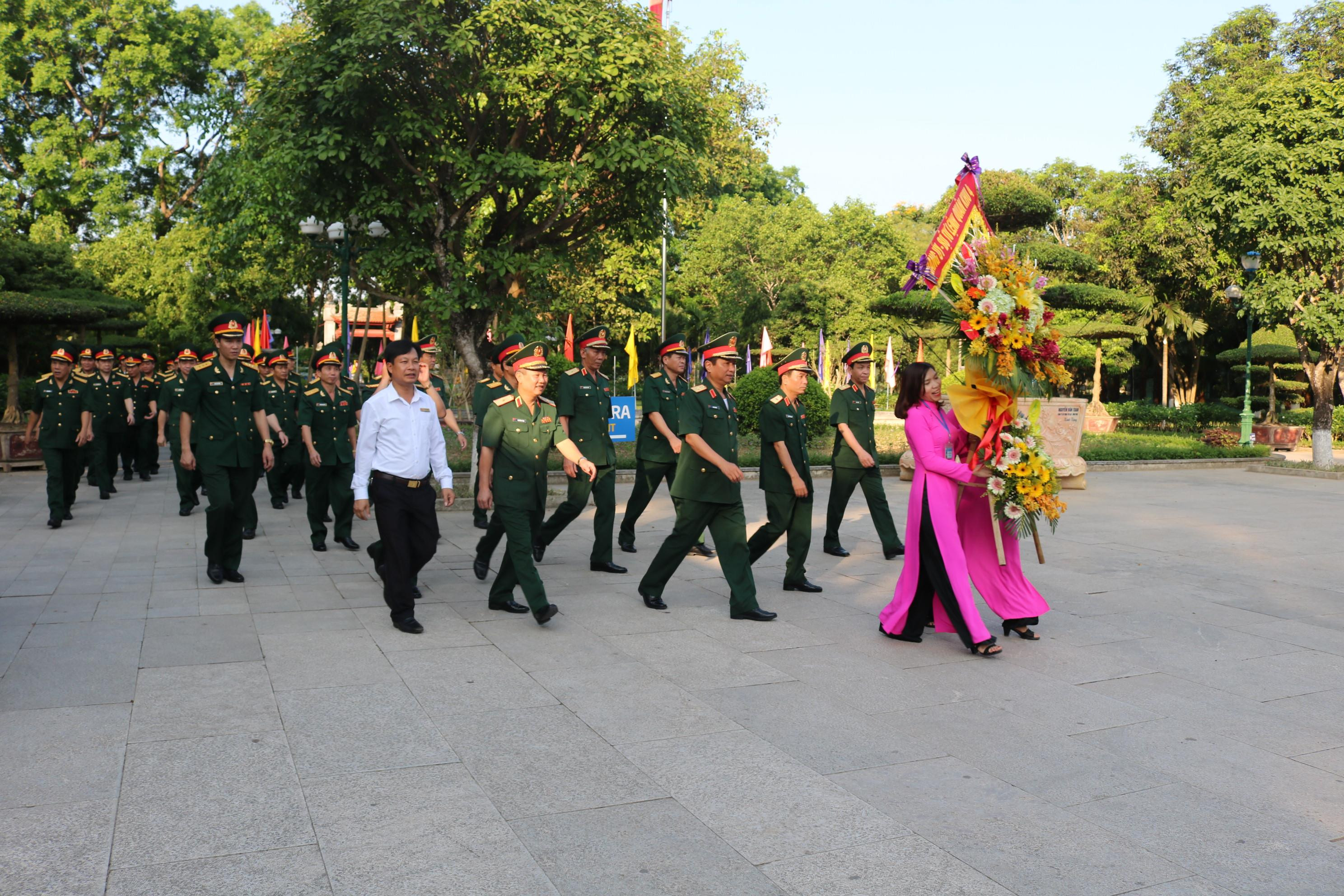  Thủ trưởng Bộ Tư lệnh và các cơ quan Quân khu 4 dâng hoa, dâng hương tưởng niệm Chủ tịch Hồ Chí Minh Khu di tích Kim Liên.