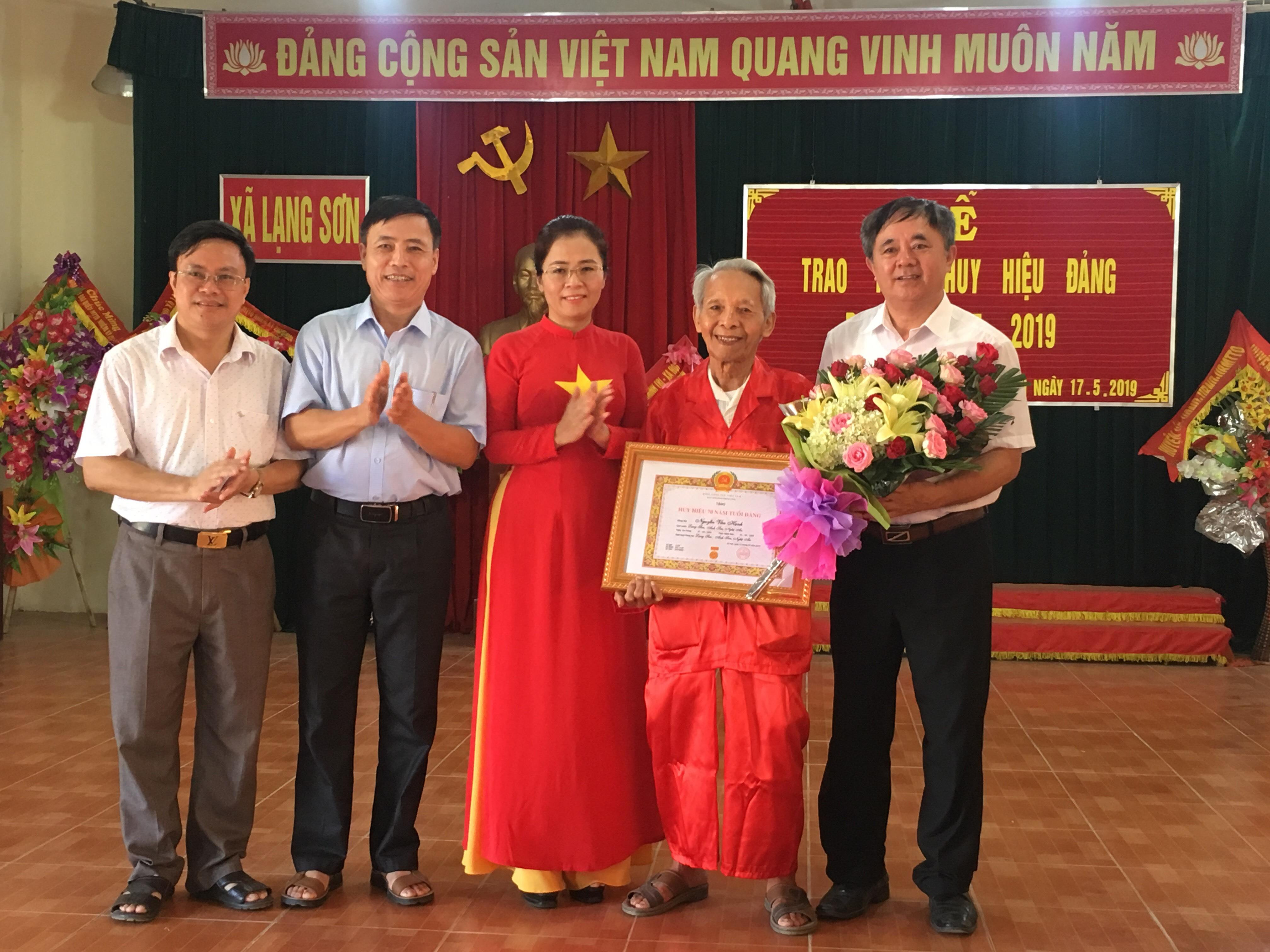 bna_Ba Vo Thi Minh Sinh va lanh dao huyenj Anh Son trao huy hieu 70 namtuoi dang cho dang vien Nguyen Van Hanh chi bo 6 xa lang son