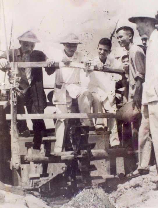 Bác Hồ đạp guồng nước tại xã Hiệp Lực (Ninh Giang - Hải Dương), ngày 26/7/1962.Ảnh tư liệu