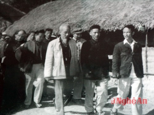 Chủ tịch Hồ Chí Minh về thăm xã Vĩnh Thành - Yên Thành ngày 10/12/1961.